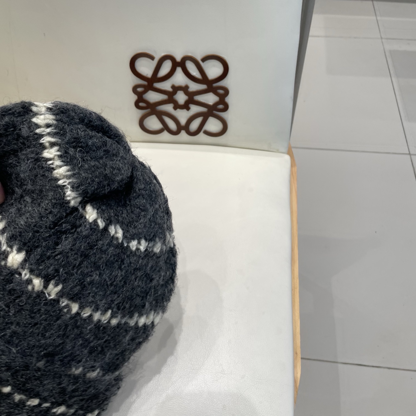  蒙口MONCLER经典蒙口毛线帽
秋冬颜值超高的单品之一
 毛质非常紧致有质感！