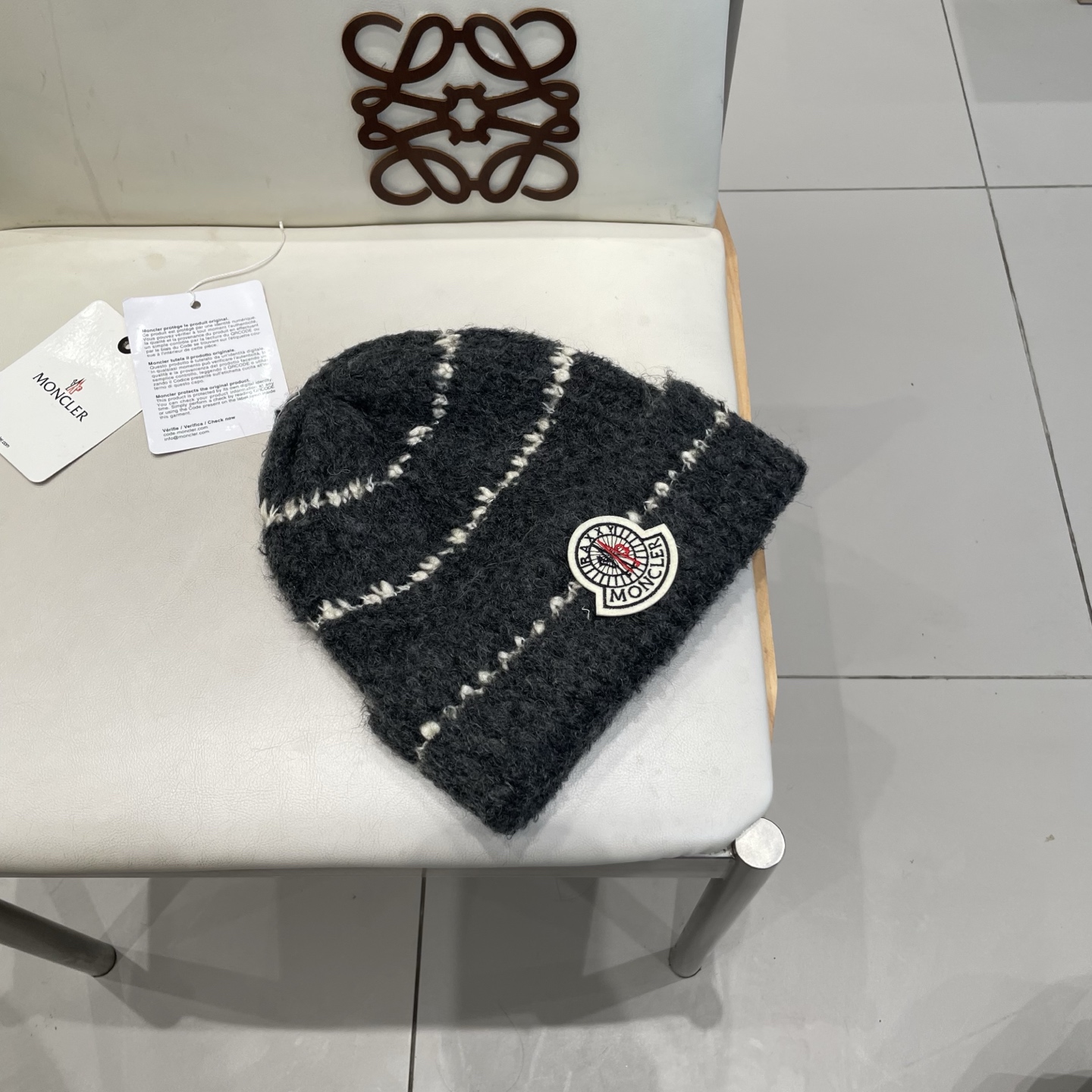  蒙口MONCLER经典蒙口毛线帽
秋冬颜值超高的单品之一
 毛质非常紧致有质感！