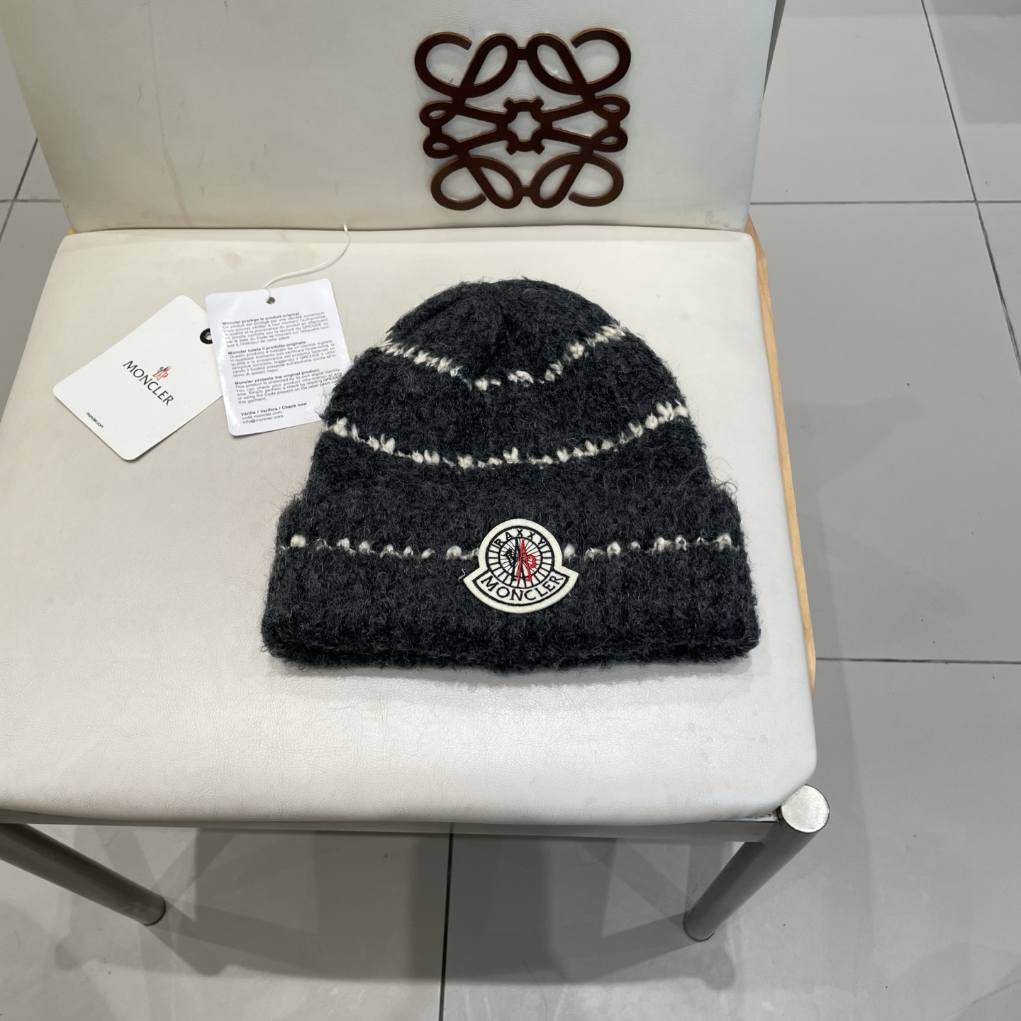  蒙口MONCLER经典蒙口毛线帽
秋冬颜值超高的单品之一
 毛质非常紧致有质感！