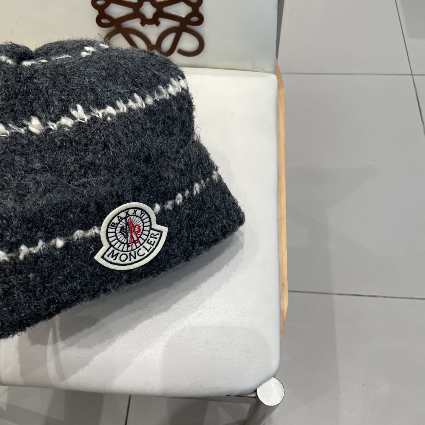  蒙口MONCLER经典蒙口毛线帽
秋冬颜值超高的单品之一
 毛质非常紧致有质感！