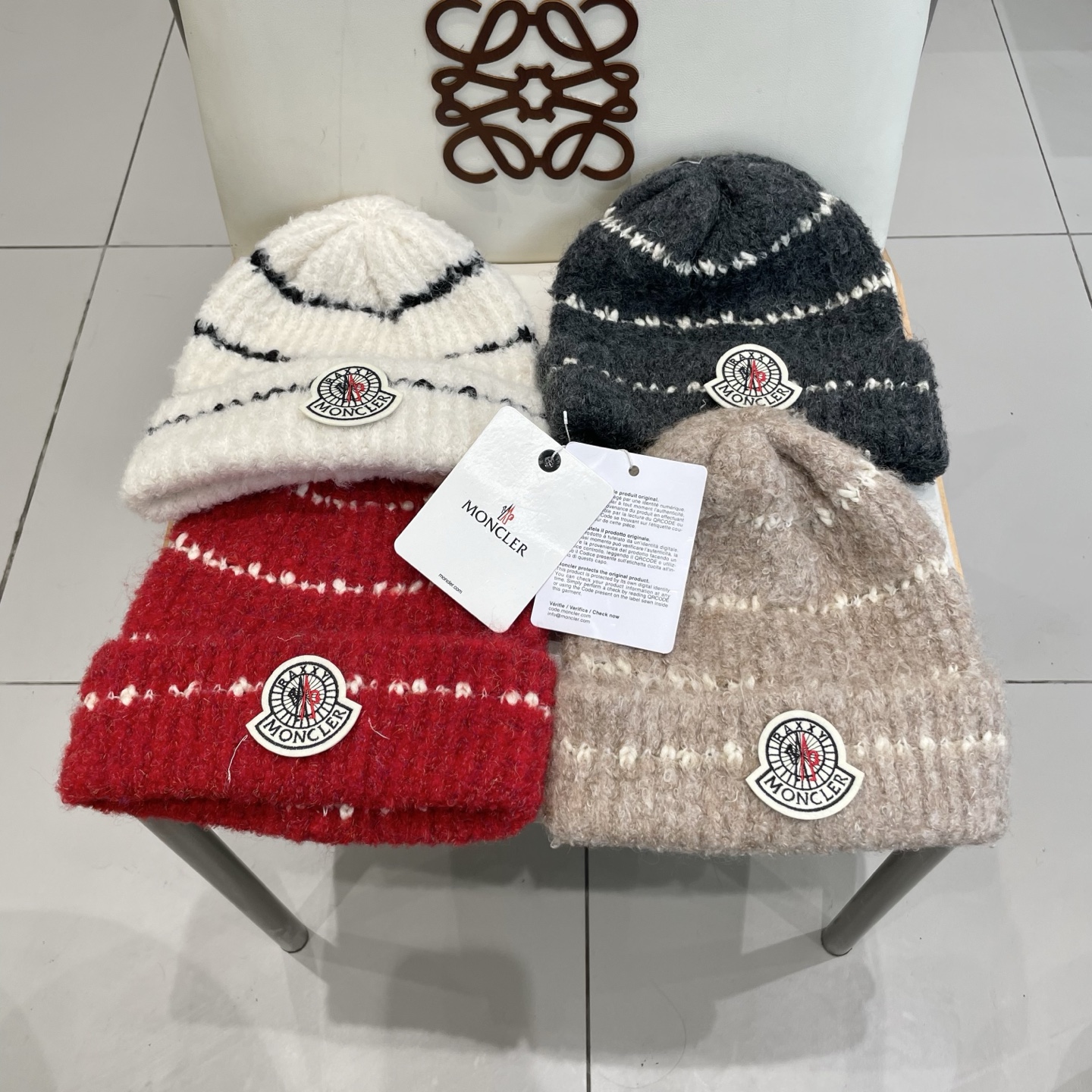  蒙口MONCLER经典蒙口毛线帽
秋冬颜值超高的单品之一
 毛质非常紧致有质感！