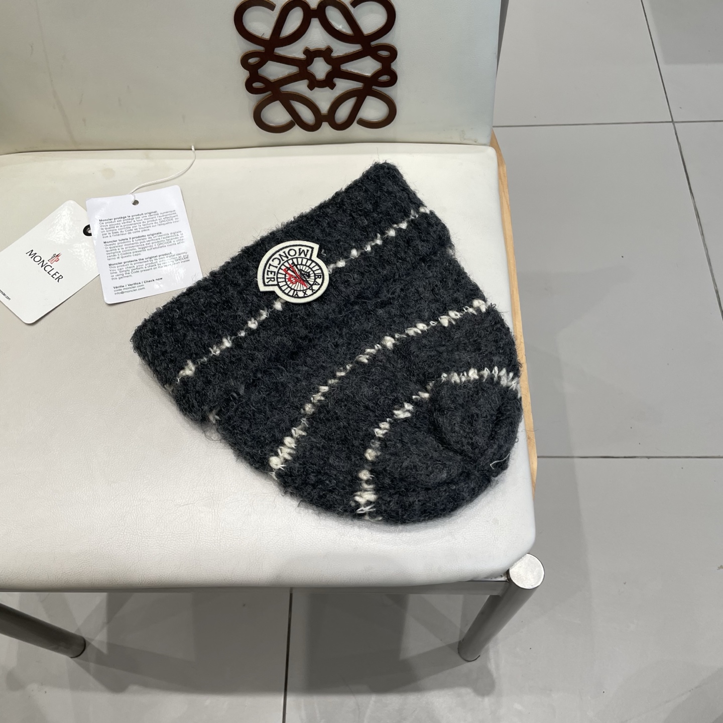  蒙口MONCLER经典蒙口毛线帽
秋冬颜值超高的单品之一
 毛质非常紧致有质感！