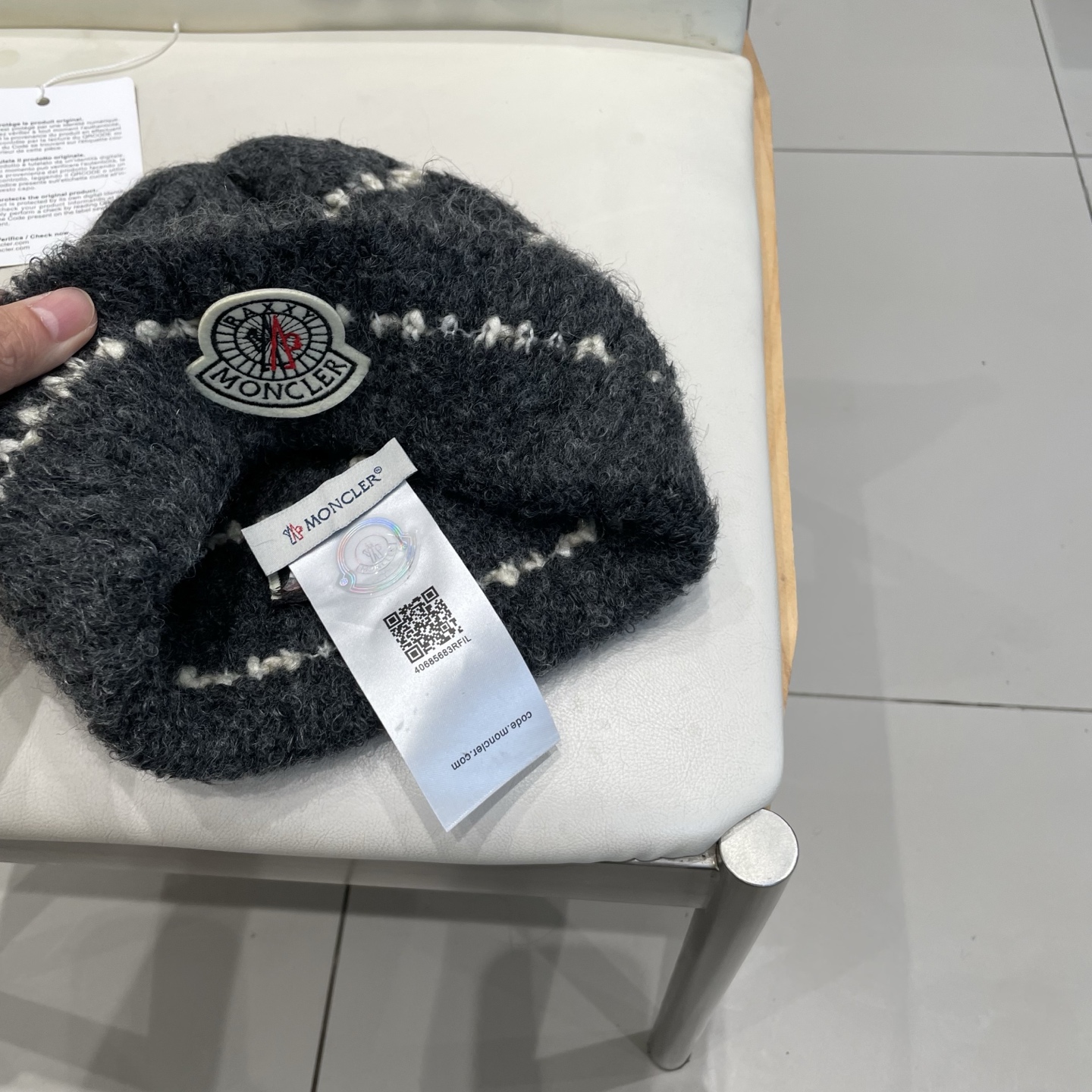  蒙口MONCLER经典蒙口毛线帽
秋冬颜值超高的单品之一
 毛质非常紧致有质感！