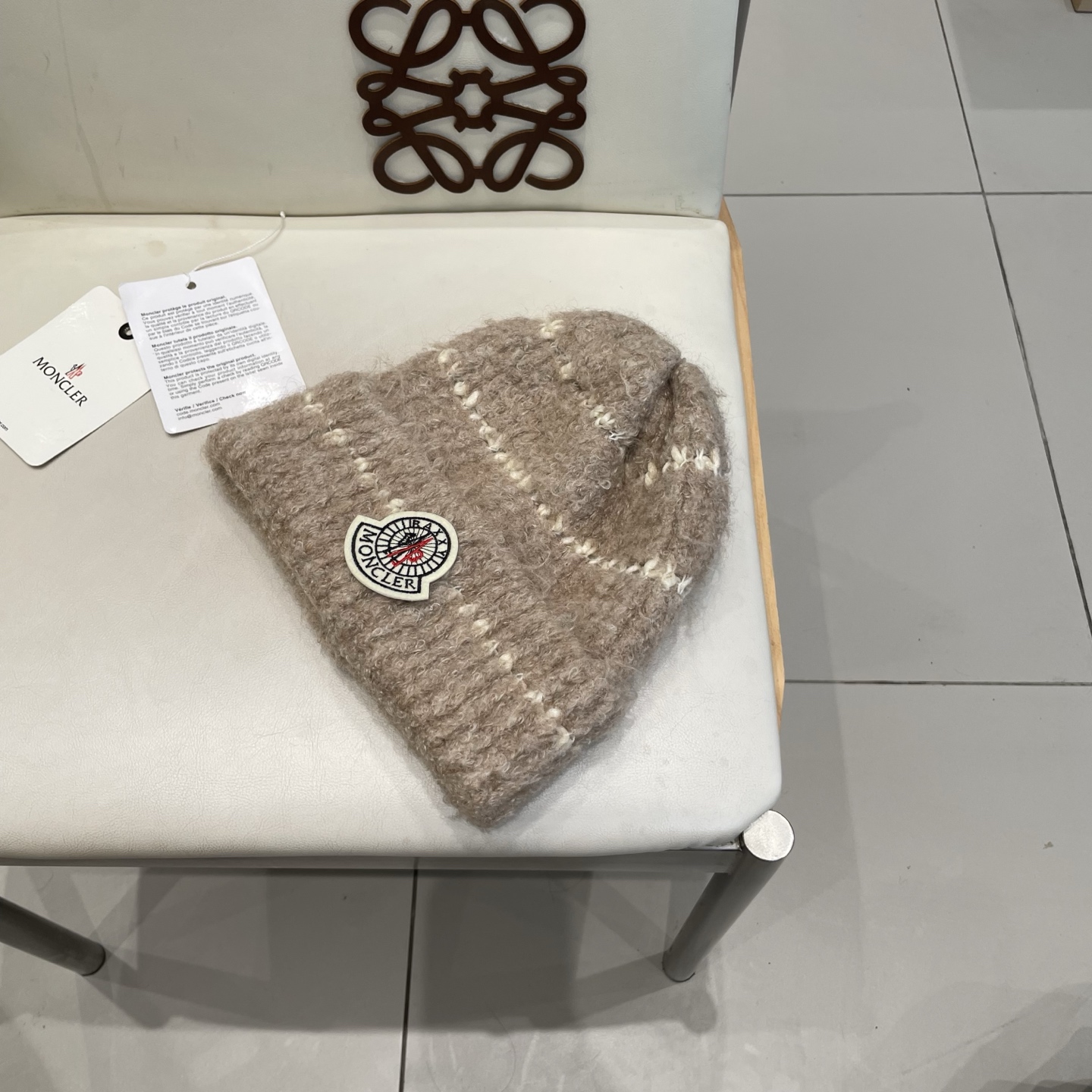  蒙口MONCLER经典蒙口毛线帽
秋冬颜值超高的单品之一
 毛质非常紧致有质感！