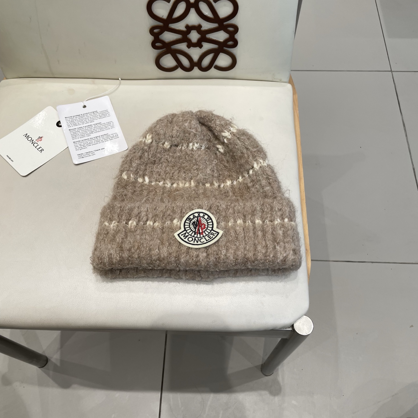  蒙口MONCLER经典蒙口毛线帽
秋冬颜值超高的单品之一
 毛质非常紧致有质感！