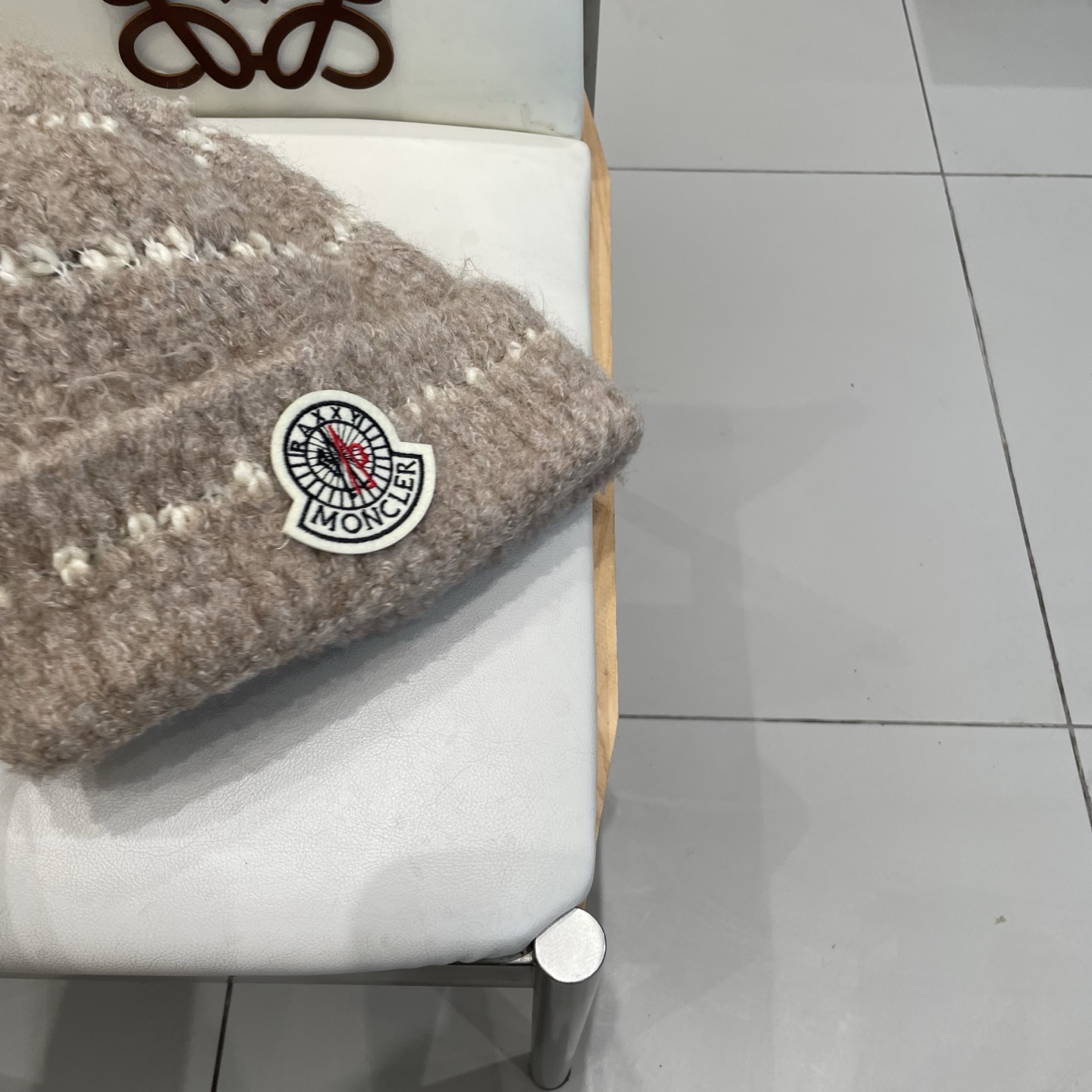  蒙口MONCLER经典蒙口毛线帽
秋冬颜值超高的单品之一
 毛质非常紧致有质感！