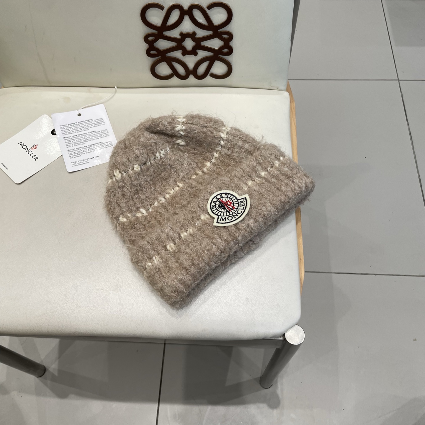  蒙口MONCLER经典蒙口毛线帽
秋冬颜值超高的单品之一
 毛质非常紧致有质感！