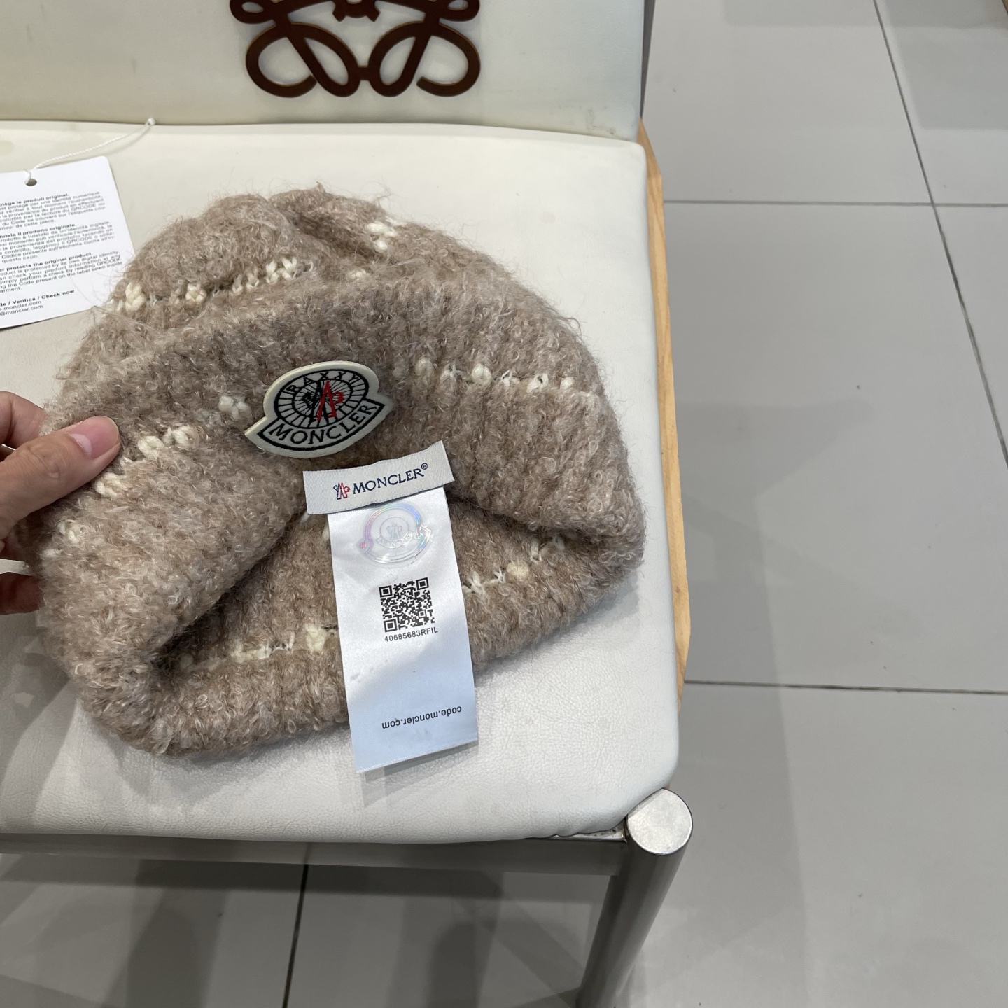  蒙口MONCLER经典蒙口毛线帽
秋冬颜值超高的单品之一
 毛质非常紧致有质感！