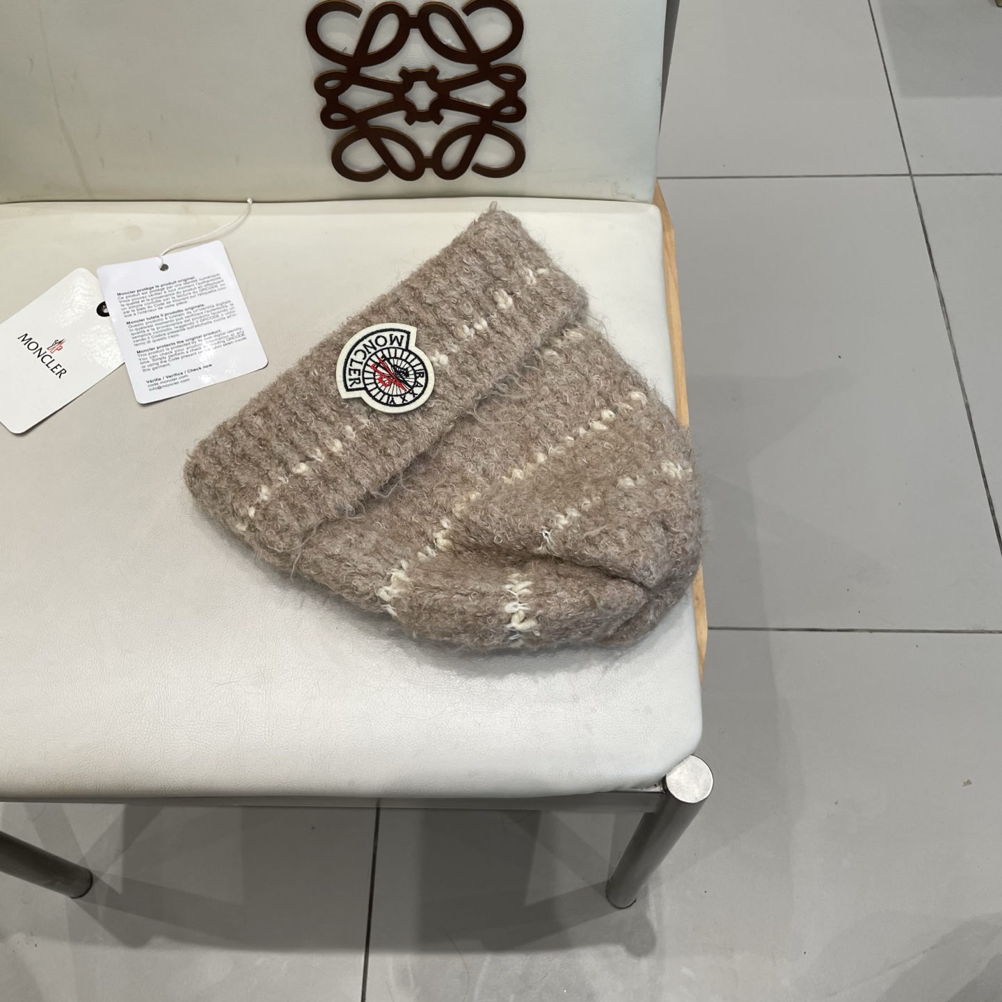  蒙口MONCLER经典蒙口毛线帽
秋冬颜值超高的单品之一
 毛质非常紧致有质感！