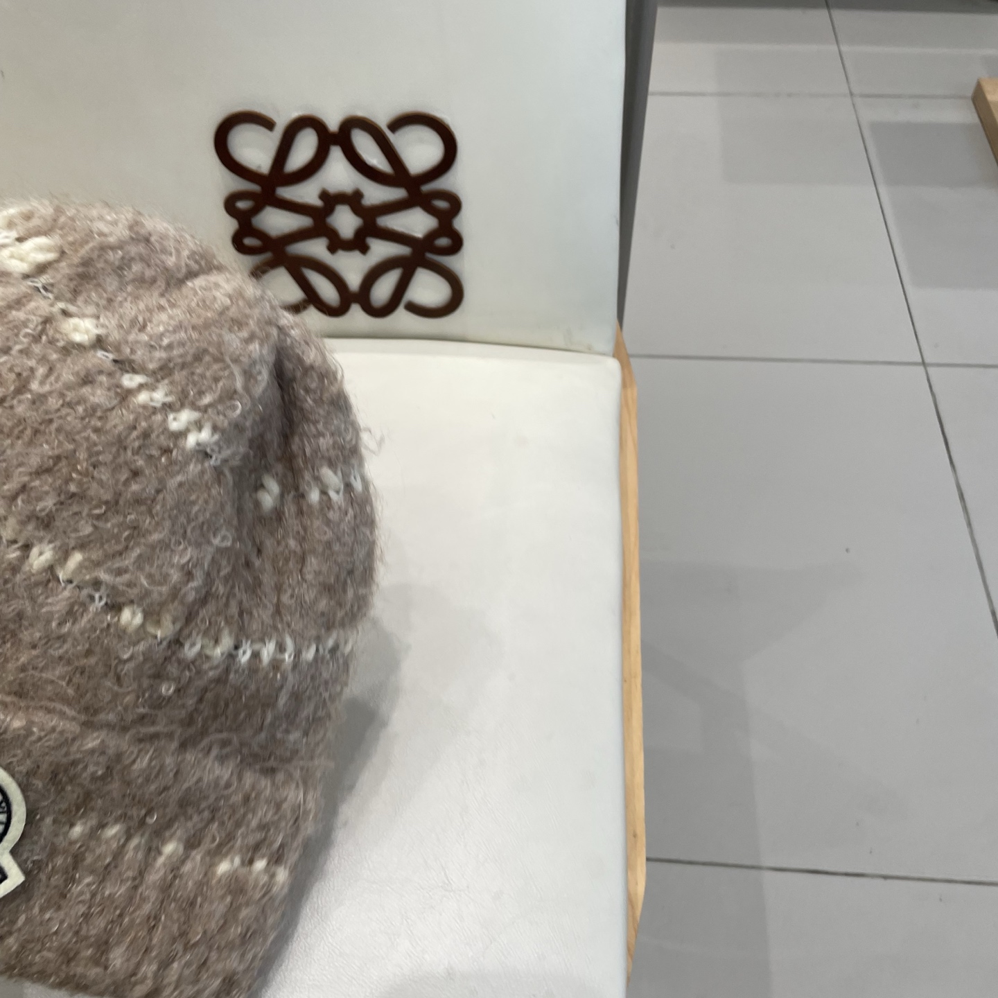  蒙口MONCLER经典蒙口毛线帽
秋冬颜值超高的单品之一
 毛质非常紧致有质感！