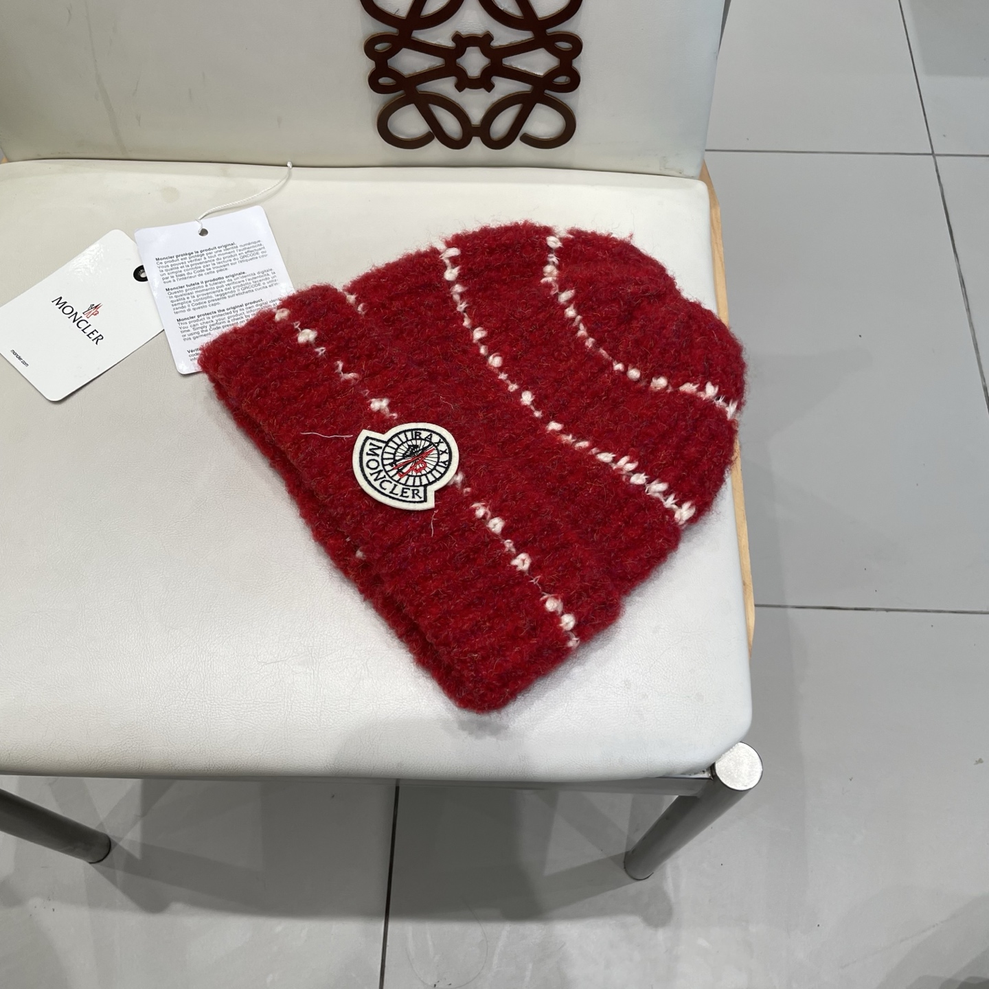  蒙口MONCLER经典蒙口毛线帽
秋冬颜值超高的单品之一
 毛质非常紧致有质感！