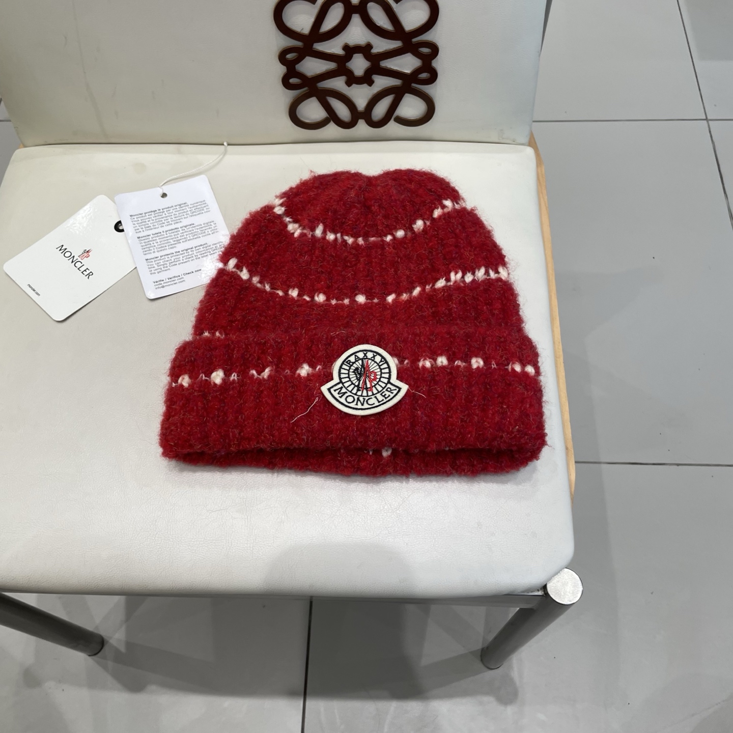  蒙口MONCLER经典蒙口毛线帽
秋冬颜值超高的单品之一
 毛质非常紧致有质感！