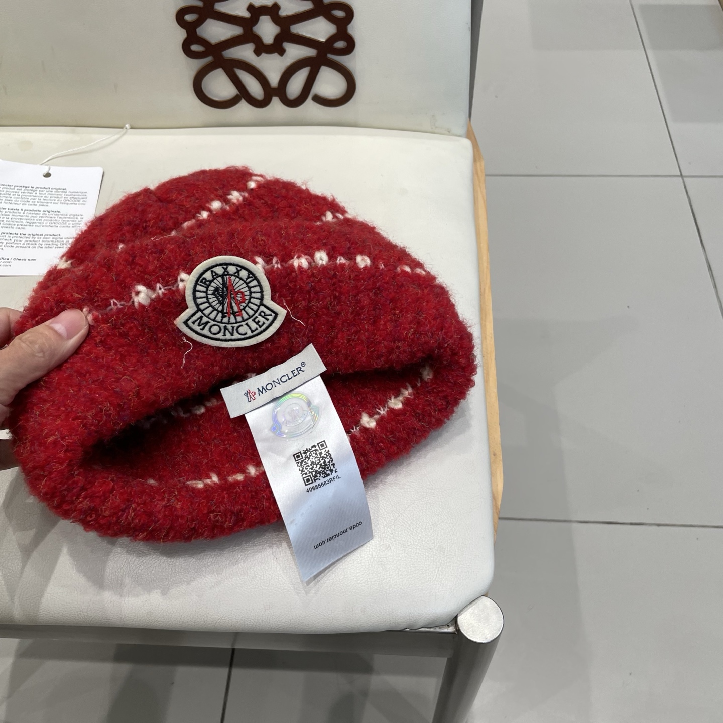  蒙口MONCLER经典蒙口毛线帽
秋冬颜值超高的单品之一
 毛质非常紧致有质感！