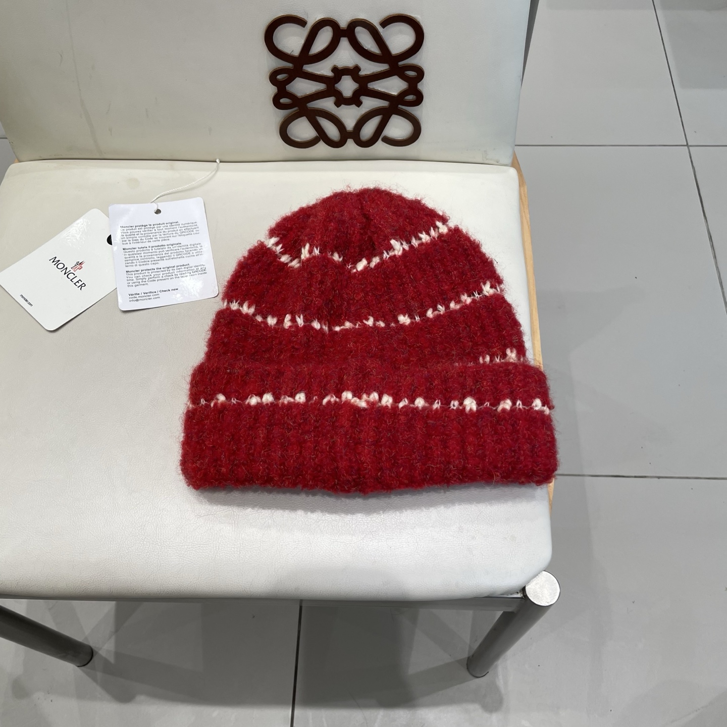  蒙口MONCLER经典蒙口毛线帽
秋冬颜值超高的单品之一
 毛质非常紧致有质感！