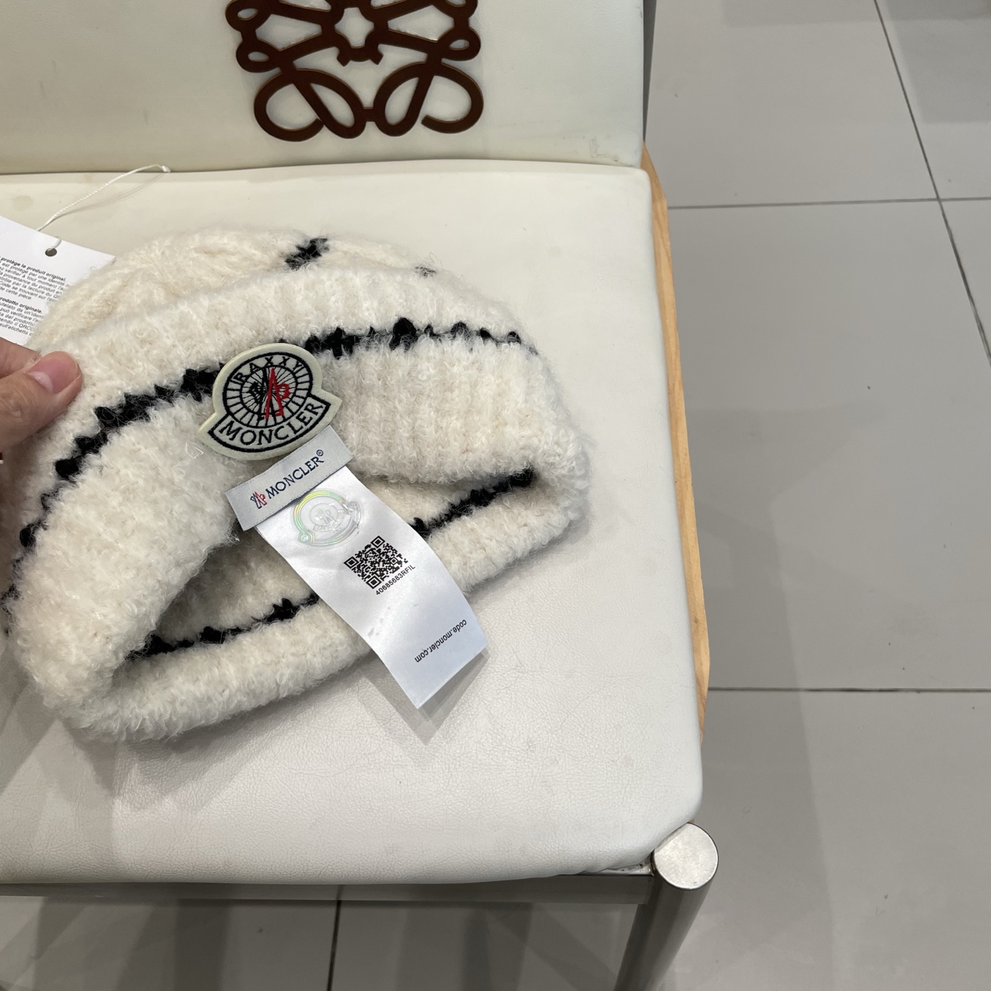  蒙口MONCLER经典蒙口毛线帽
秋冬颜值超高的单品之一
 毛质非常紧致有质感！