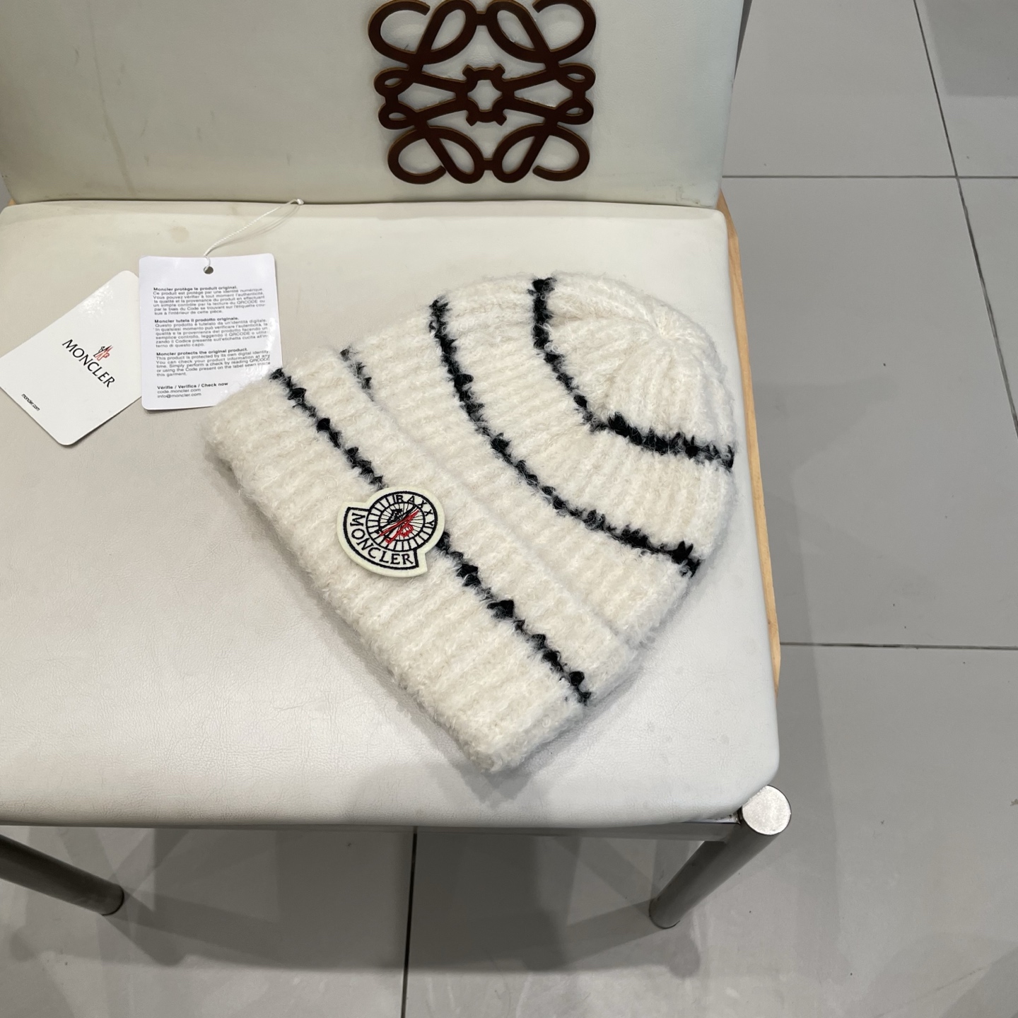  蒙口MONCLER经典蒙口毛线帽
秋冬颜值超高的单品之一
 毛质非常紧致有质感！