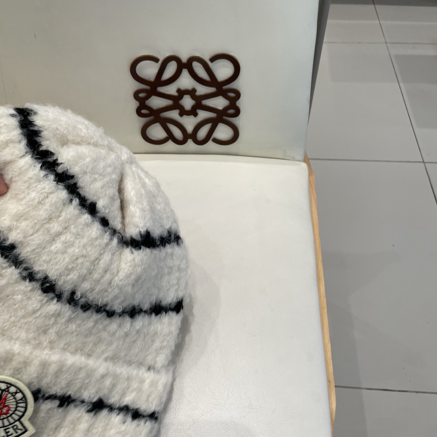  蒙口MONCLER经典蒙口毛线帽
秋冬颜值超高的单品之一
 毛质非常紧致有质感！