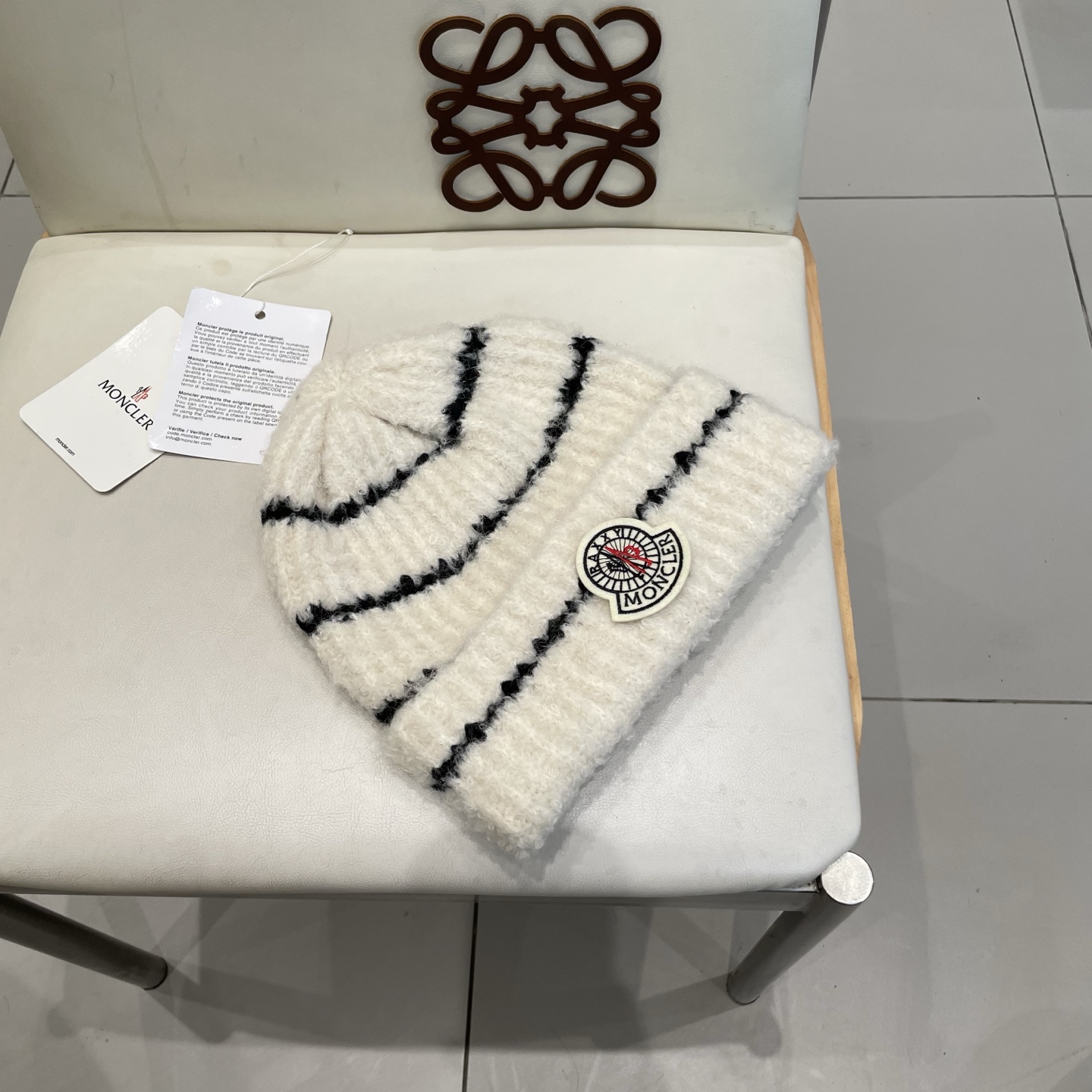  蒙口MONCLER经典蒙口毛线帽
秋冬颜值超高的单品之一
 毛质非常紧致有质感！