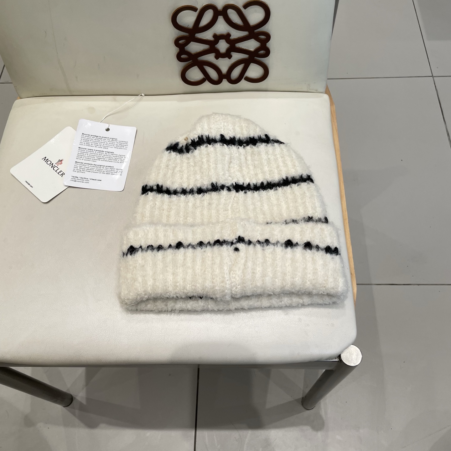  蒙口MONCLER经典蒙口毛线帽
秋冬颜值超高的单品之一
 毛质非常紧致有质感！