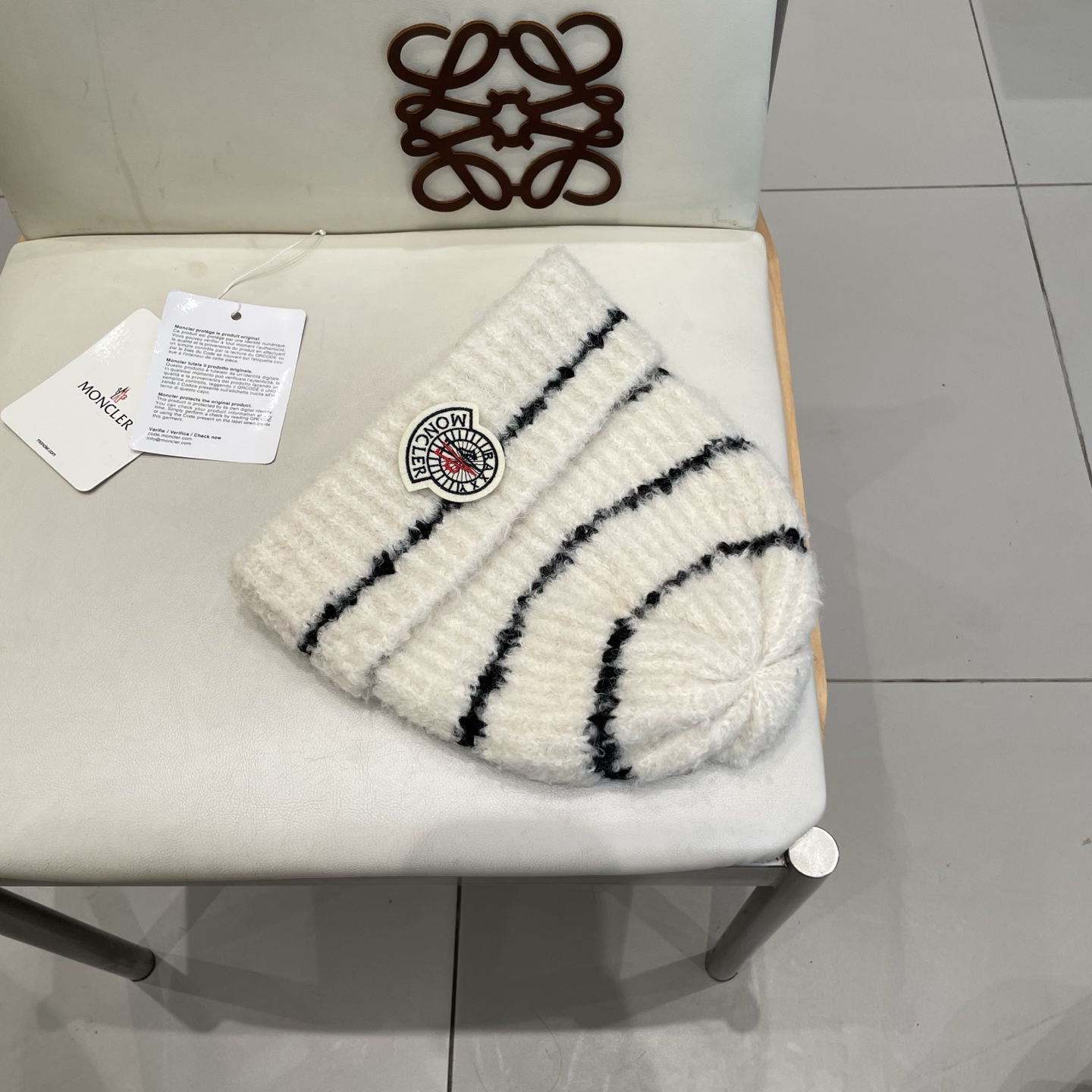  蒙口MONCLER经典蒙口毛线帽
秋冬颜值超高的单品之一
 毛质非常紧致有质感！