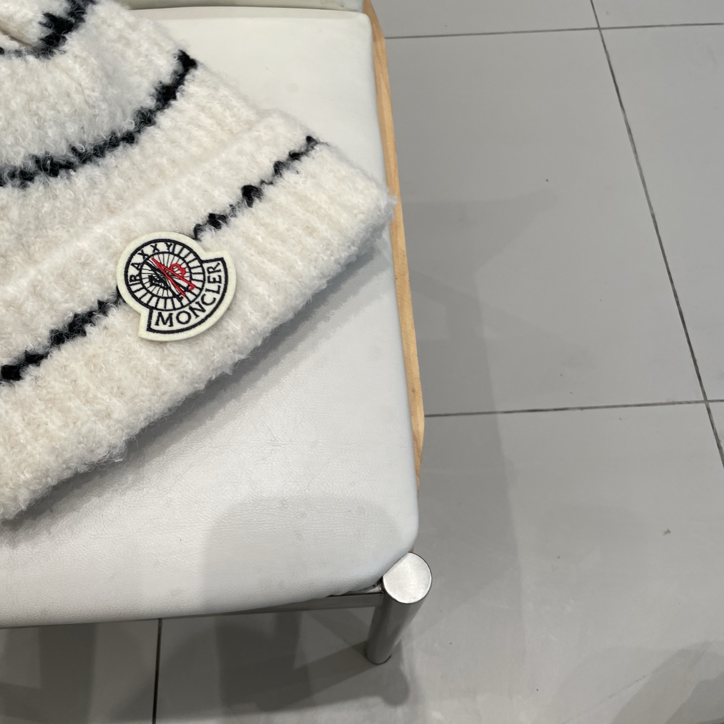  蒙口MONCLER经典蒙口毛线帽
秋冬颜值超高的单品之一
 毛质非常紧致有质感！