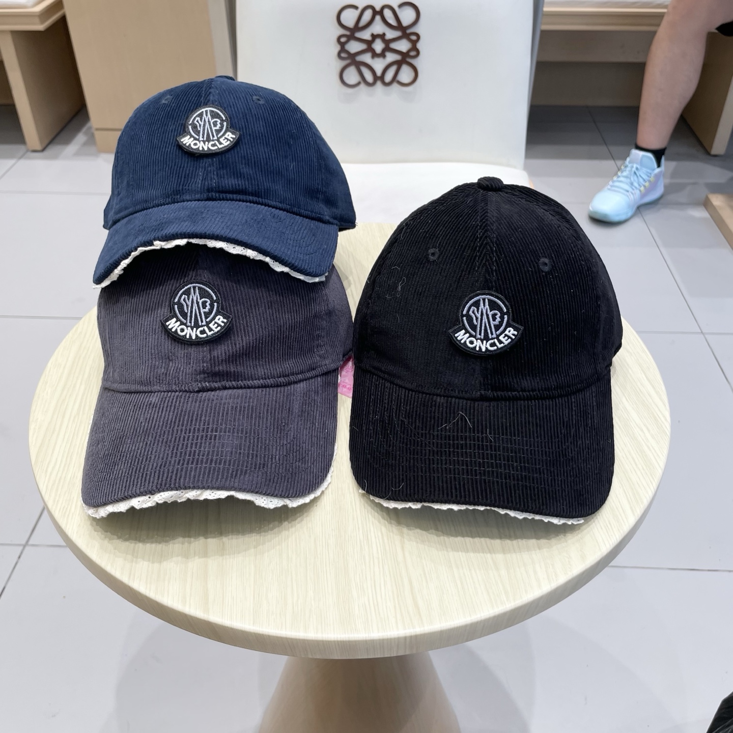  蒙口MONCLER秋冬新款灯芯绒棒球帽 
m棒球帽🧢简约，经典，耐看！
遮阳防晒挡油头凹造型，分分钟搞