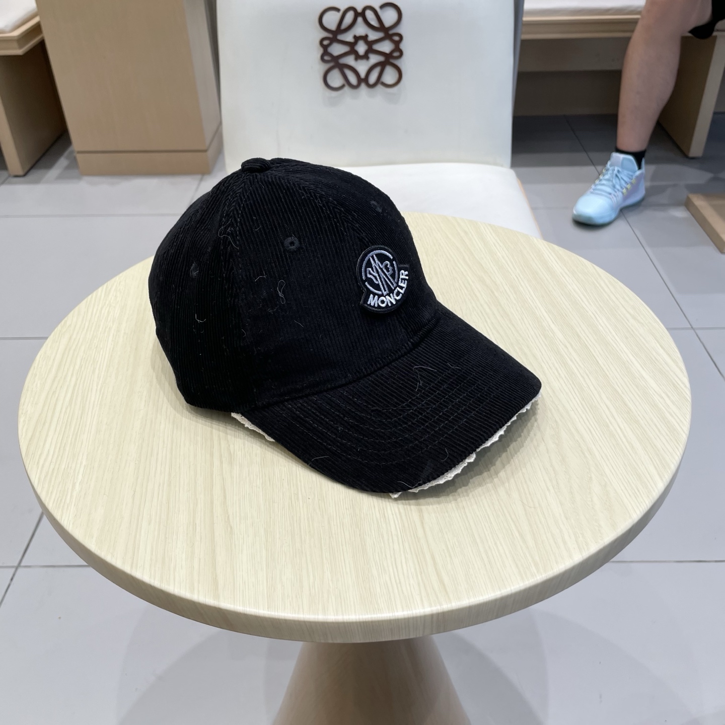 蒙口MONCLER秋冬新款灯芯绒棒球帽 
m棒球帽🧢简约，经典，耐看！
遮阳防晒挡油头凹造型，分分钟搞