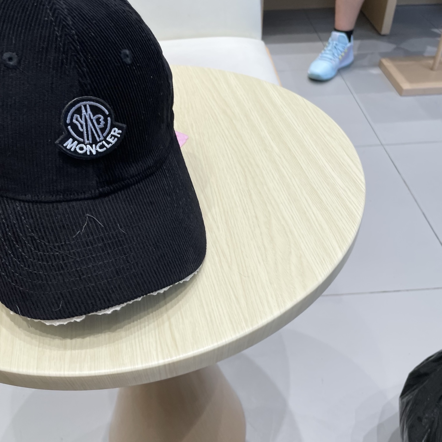  蒙口MONCLER秋冬新款灯芯绒棒球帽 
m棒球帽🧢简约，经典，耐看！
遮阳防晒挡油头凹造型，分分钟搞