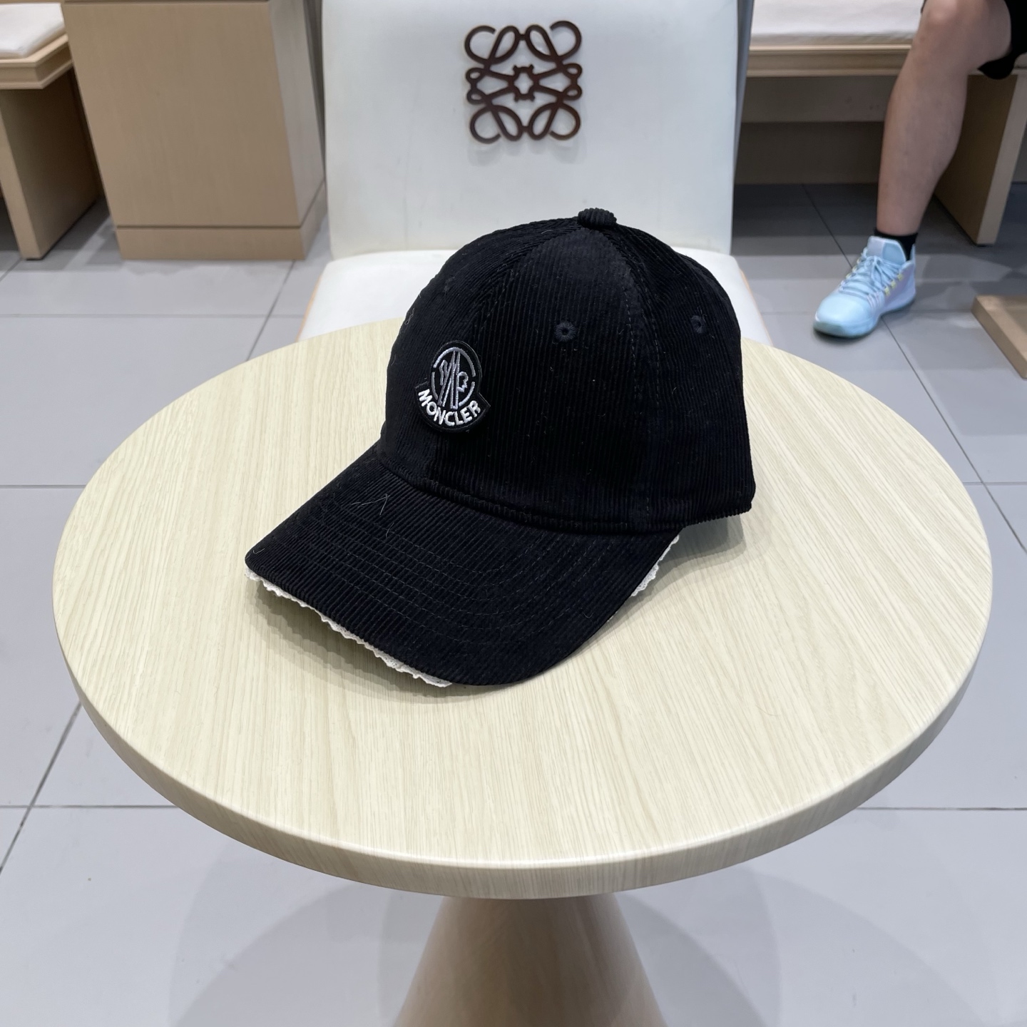  蒙口MONCLER秋冬新款灯芯绒棒球帽 
m棒球帽🧢简约，经典，耐看！
遮阳防晒挡油头凹造型，分分钟搞