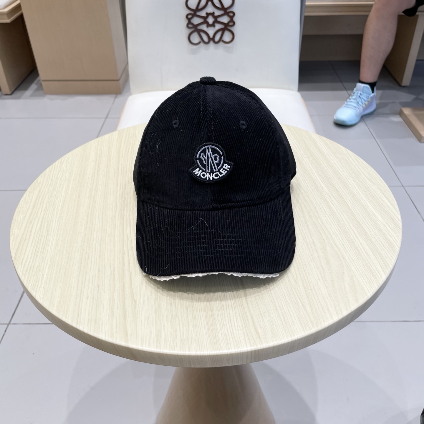  蒙口MONCLER秋冬新款灯芯绒棒球帽 
m棒球帽🧢简约，经典，耐看！
遮阳防晒挡油头凹造型，分分钟搞