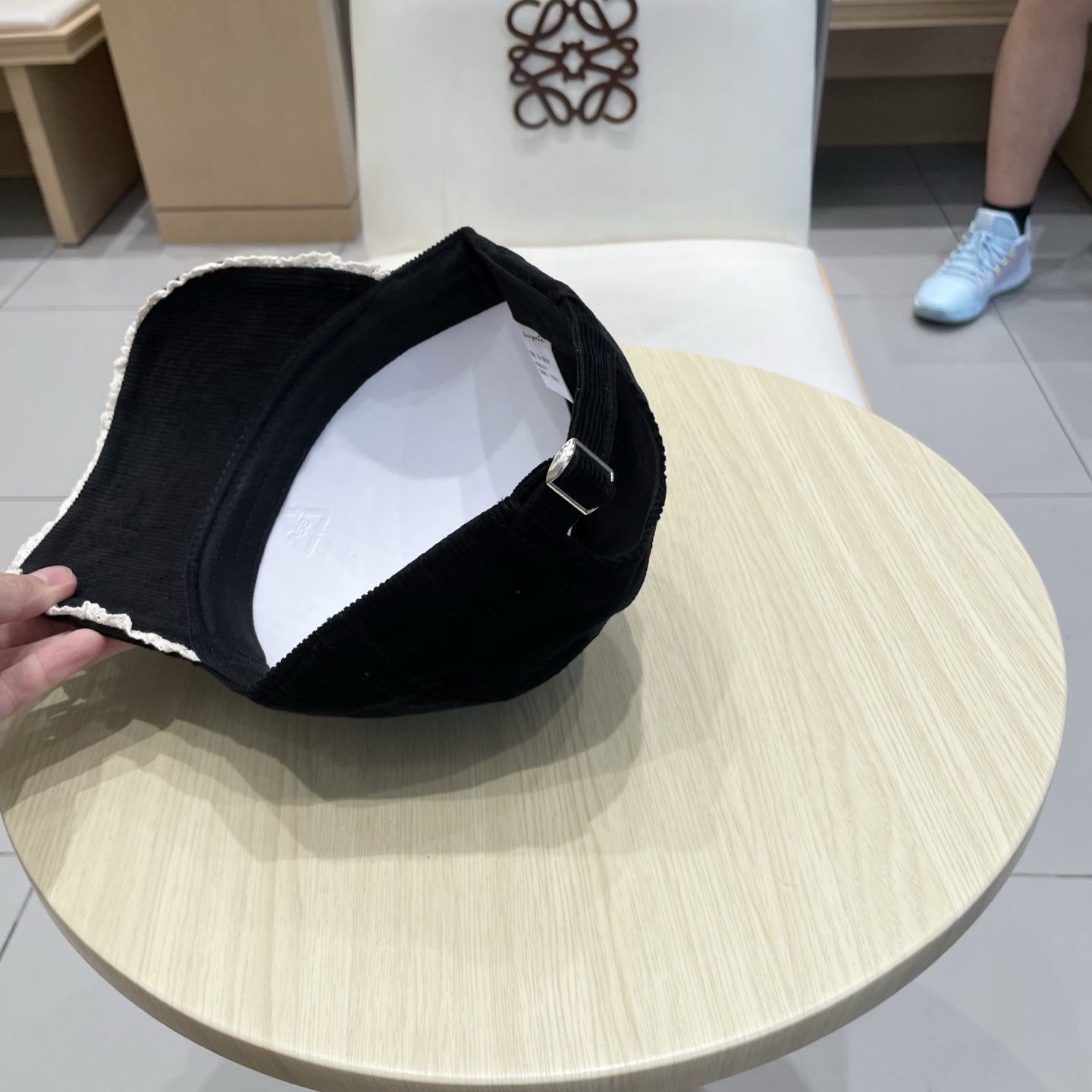  蒙口MONCLER秋冬新款灯芯绒棒球帽 
m棒球帽🧢简约，经典，耐看！
遮阳防晒挡油头凹造型，分分钟搞