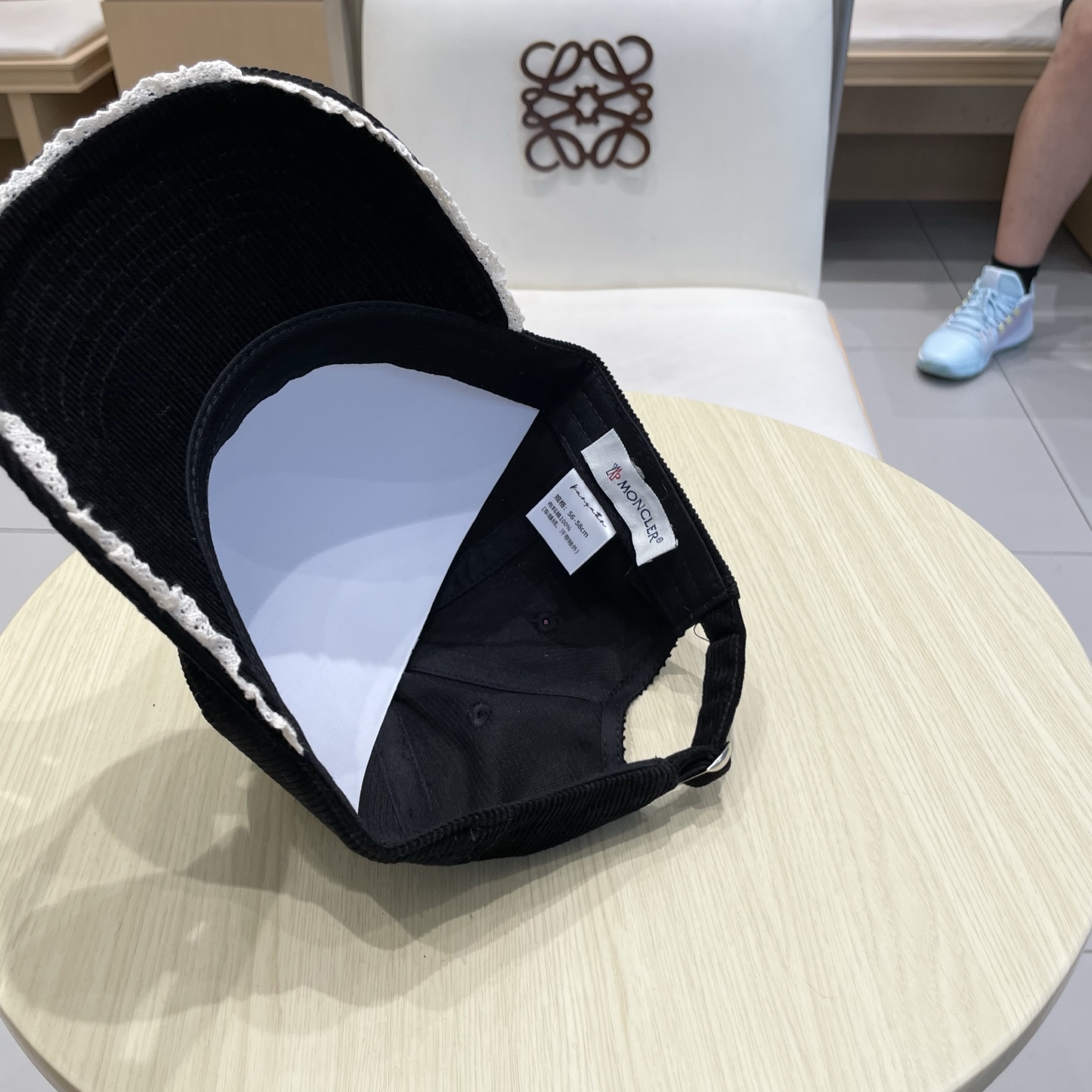  蒙口MONCLER秋冬新款灯芯绒棒球帽 
m棒球帽🧢简约，经典，耐看！
遮阳防晒挡油头凹造型，分分钟搞