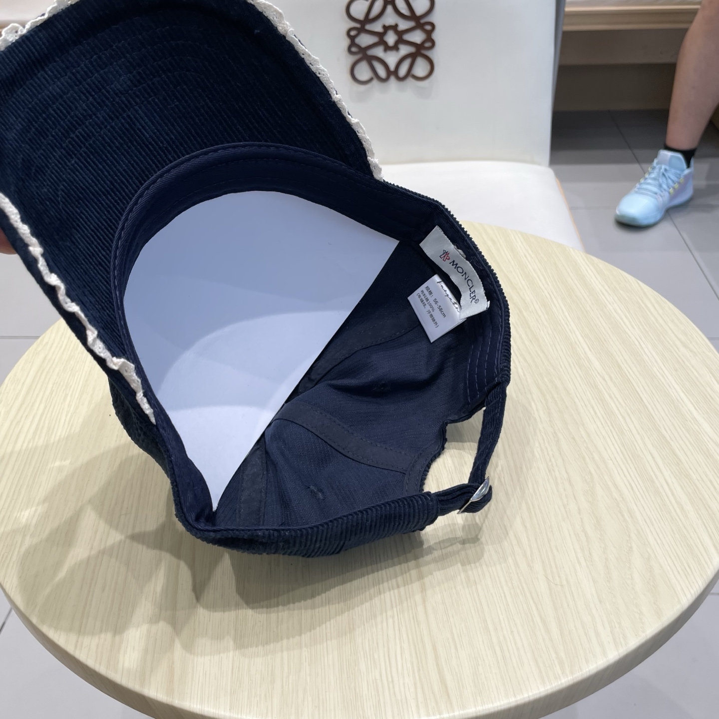  蒙口MONCLER秋冬新款灯芯绒棒球帽 
m棒球帽🧢简约，经典，耐看！
遮阳防晒挡油头凹造型，分分钟搞