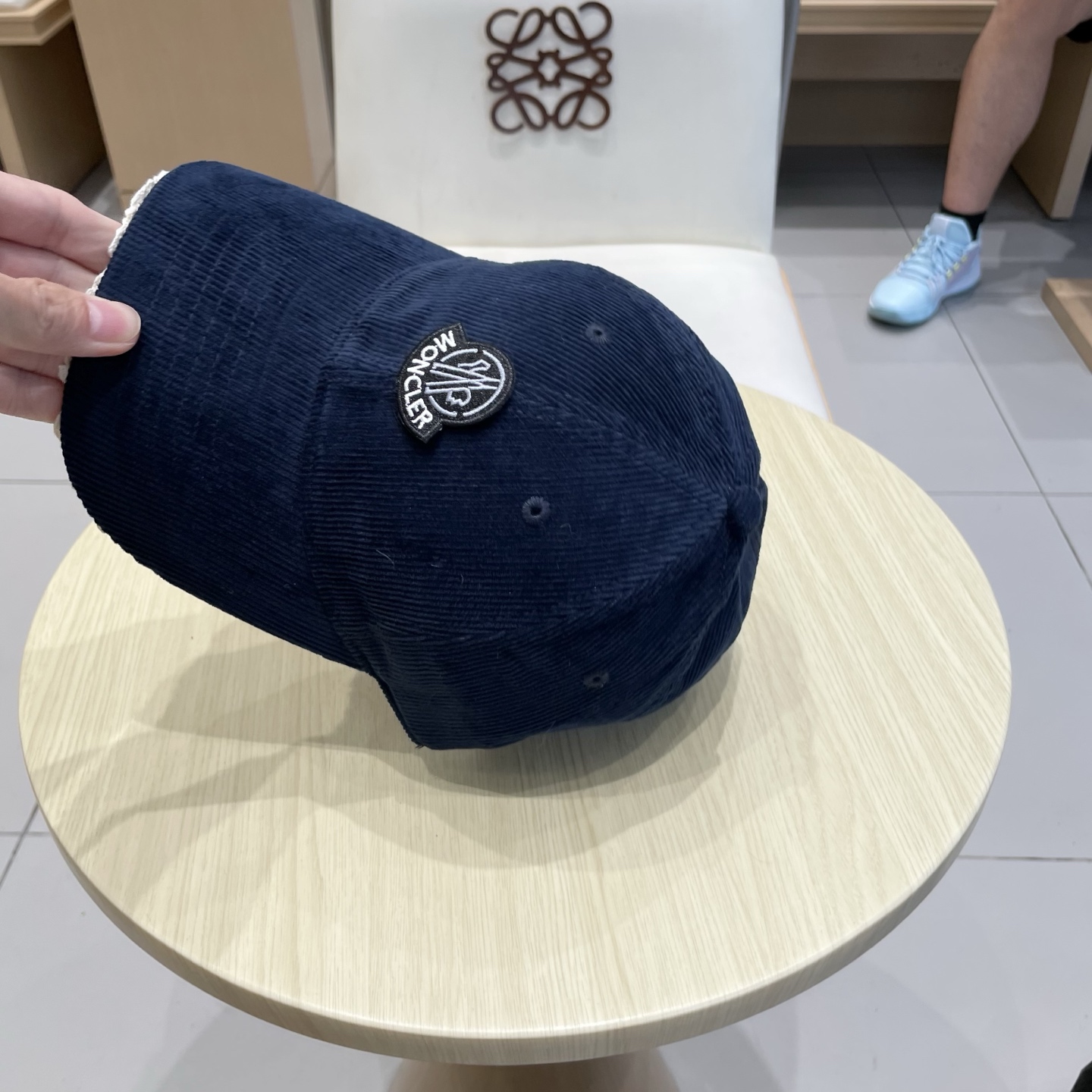  蒙口MONCLER秋冬新款灯芯绒棒球帽 
m棒球帽🧢简约，经典，耐看！
遮阳防晒挡油头凹造型，分分钟搞