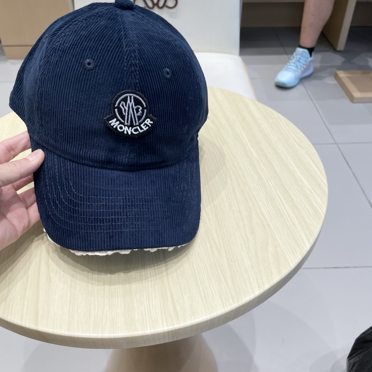  蒙口MONCLER秋冬新款灯芯绒棒球帽 
m棒球帽🧢简约，经典，耐看！
遮阳防晒挡油头凹造型，分分钟搞