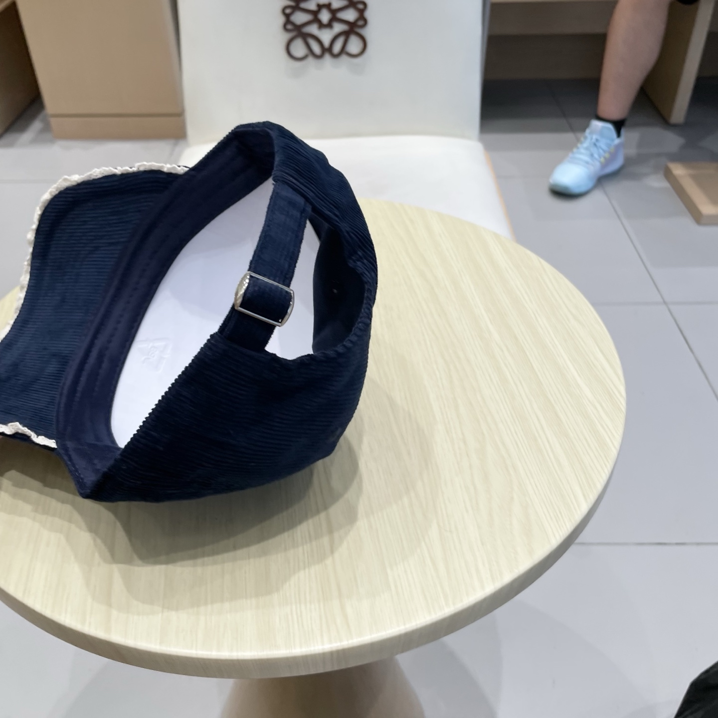  蒙口MONCLER秋冬新款灯芯绒棒球帽 
m棒球帽🧢简约，经典，耐看！
遮阳防晒挡油头凹造型，分分钟搞