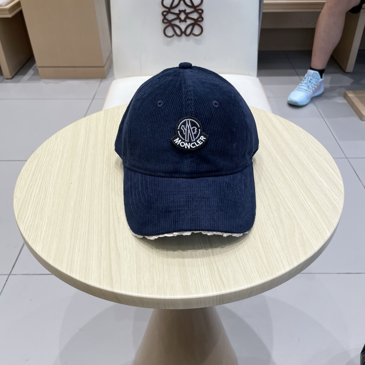  蒙口MONCLER秋冬新款灯芯绒棒球帽 
m棒球帽🧢简约，经典，耐看！
遮阳防晒挡油头凹造型，分分钟搞