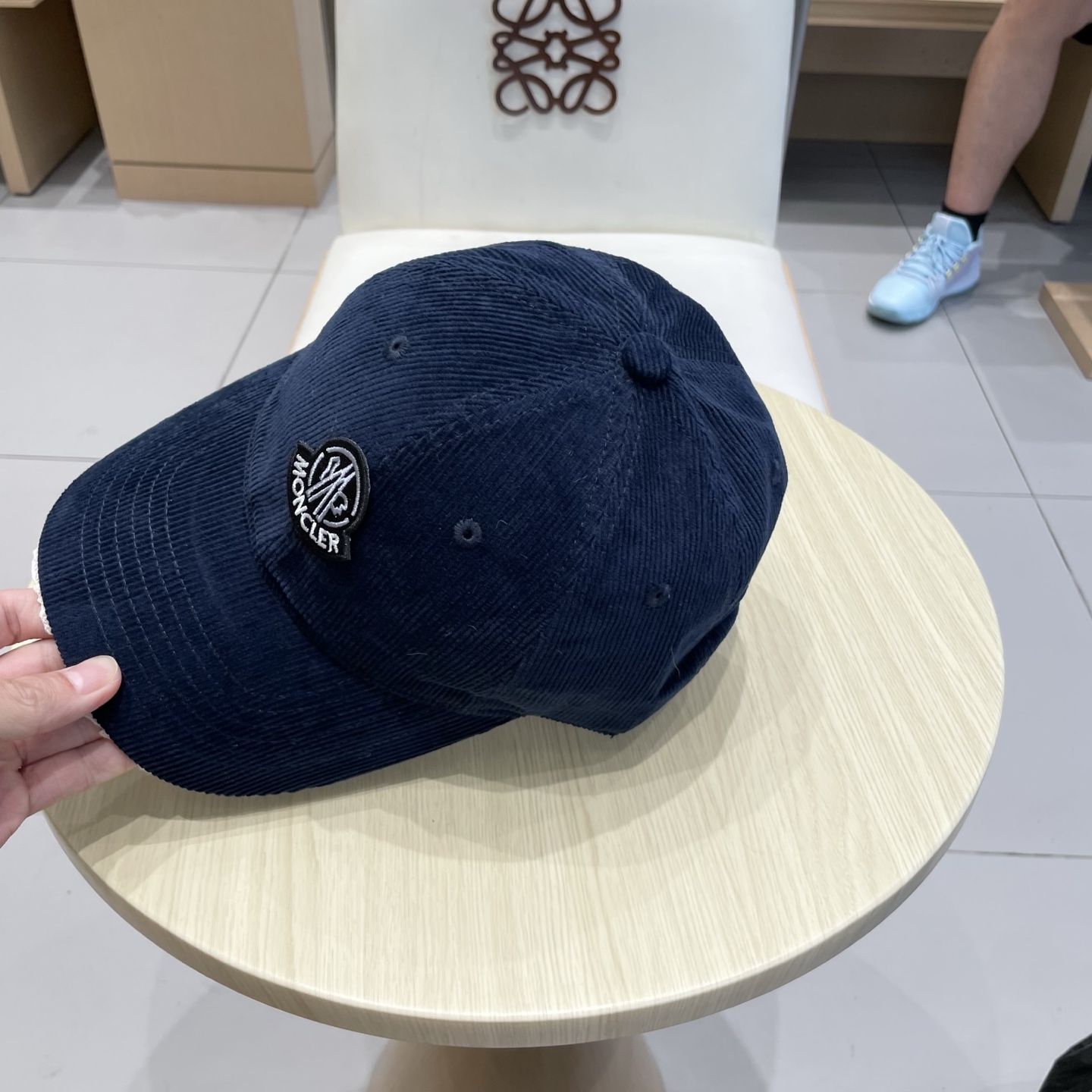  蒙口MONCLER秋冬新款灯芯绒棒球帽 
m棒球帽🧢简约，经典，耐看！
遮阳防晒挡油头凹造型，分分钟搞