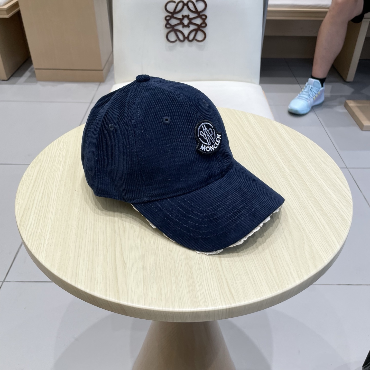  蒙口MONCLER秋冬新款灯芯绒棒球帽 
m棒球帽🧢简约，经典，耐看！
遮阳防晒挡油头凹造型，分分钟搞