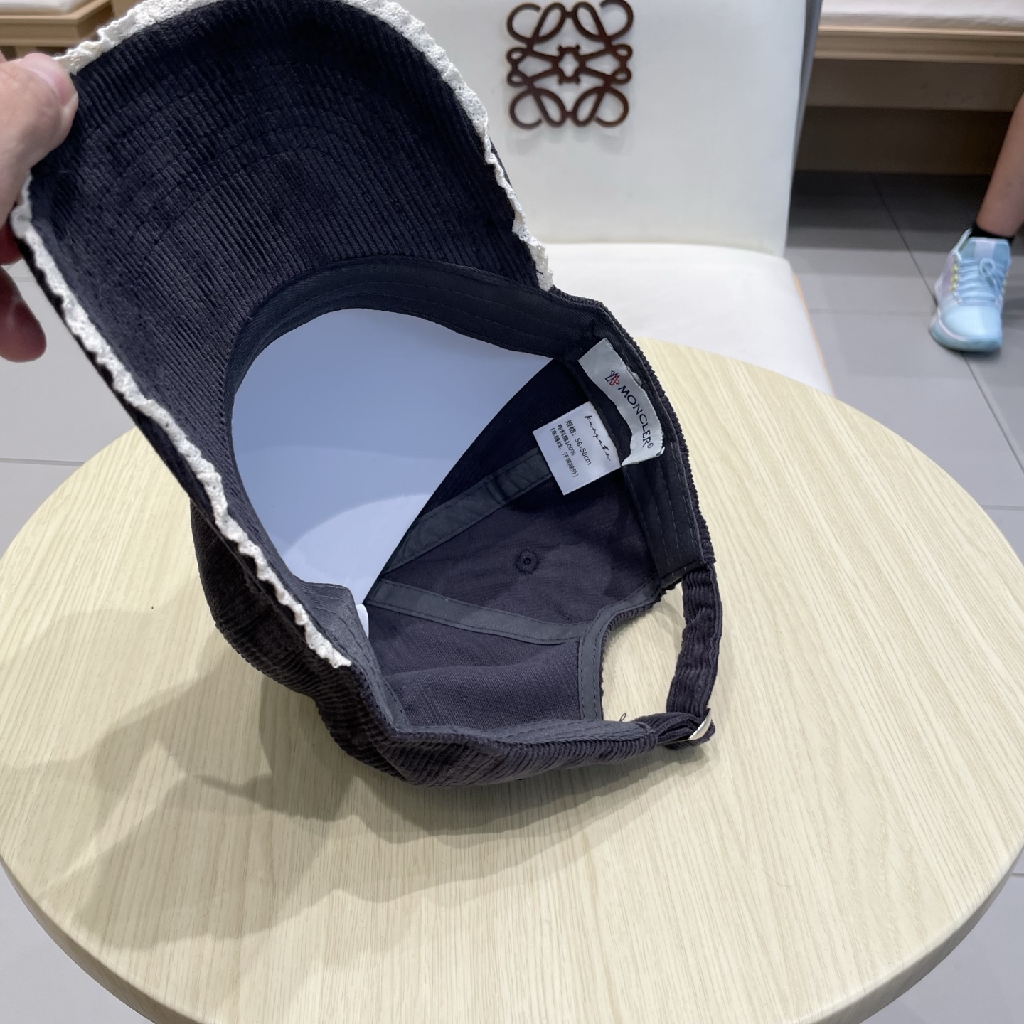  蒙口MONCLER秋冬新款灯芯绒棒球帽 
m棒球帽🧢简约，经典，耐看！
遮阳防晒挡油头凹造型，分分钟搞