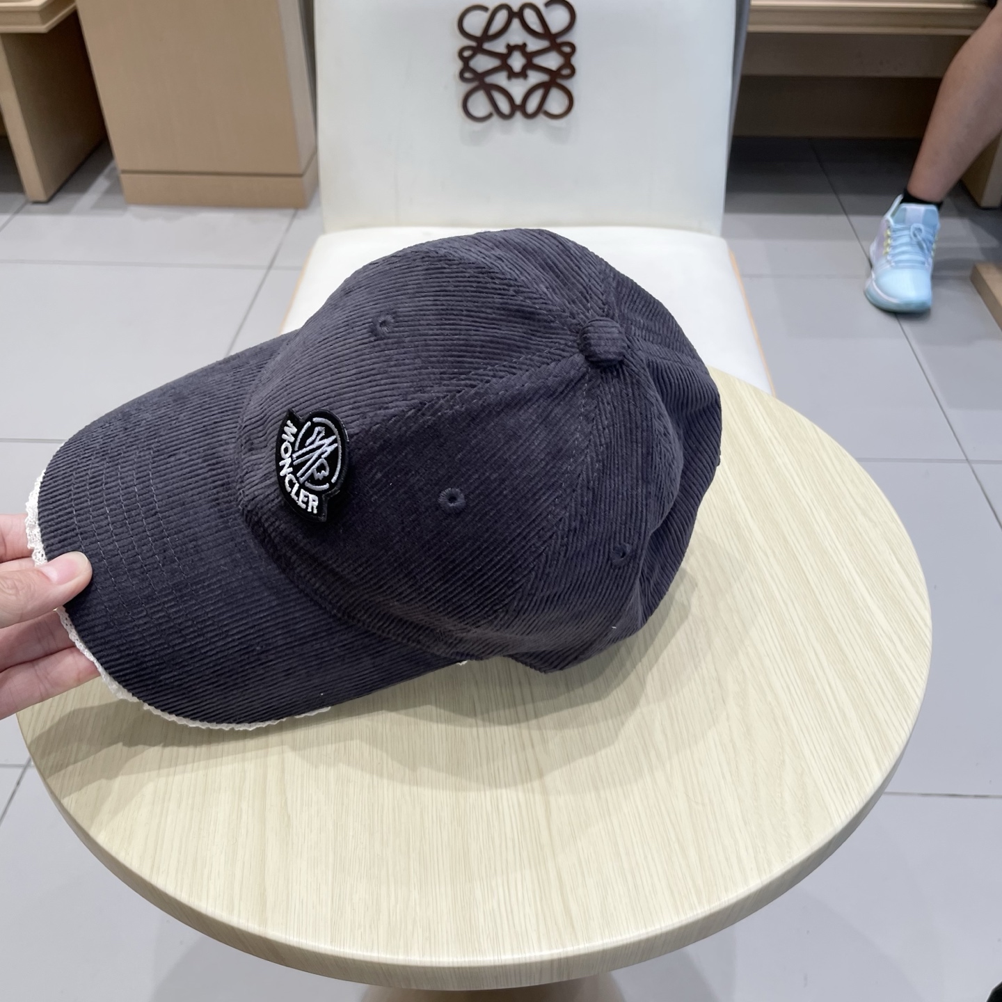  蒙口MONCLER秋冬新款灯芯绒棒球帽 
m棒球帽🧢简约，经典，耐看！
遮阳防晒挡油头凹造型，分分钟搞