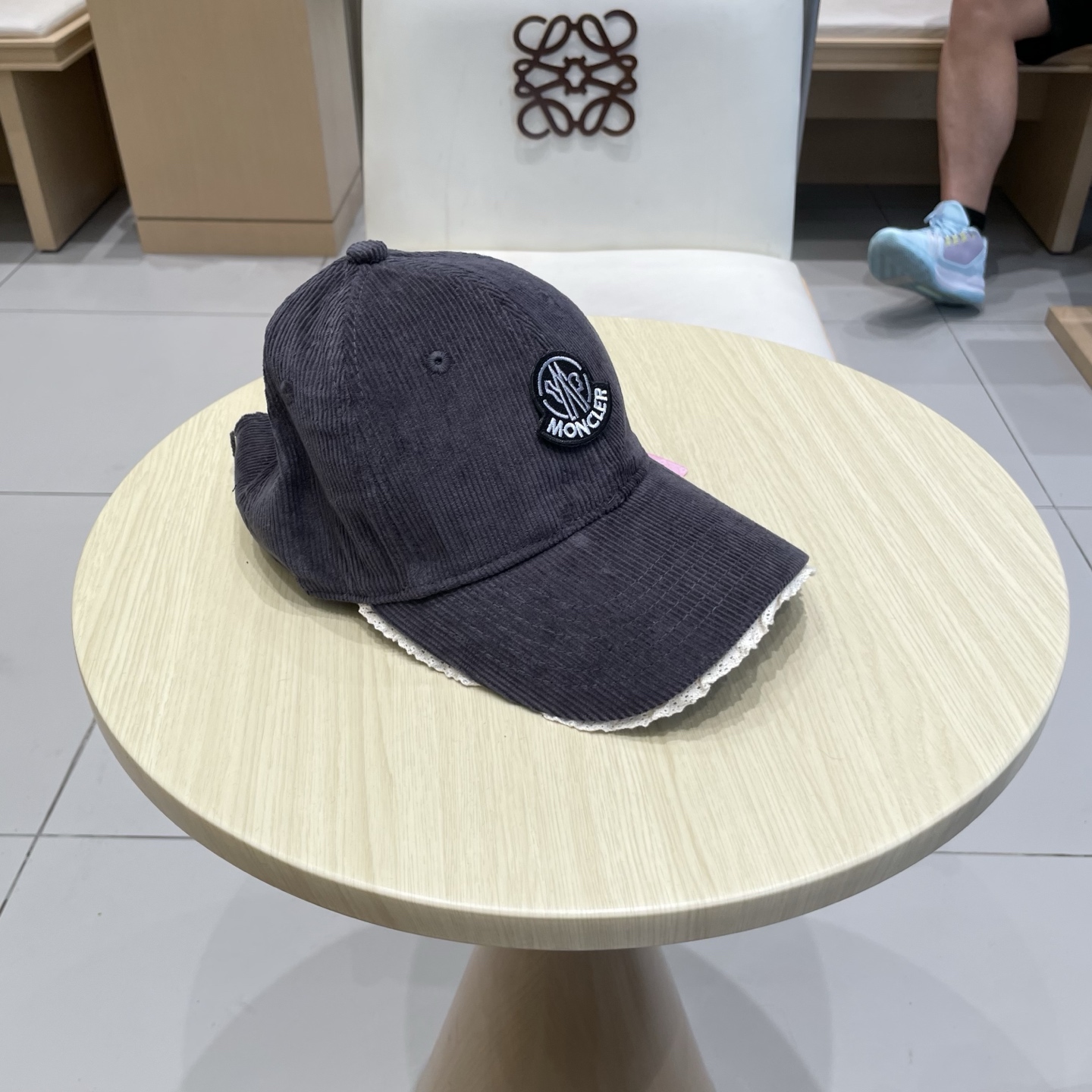  蒙口MONCLER秋冬新款灯芯绒棒球帽 
m棒球帽🧢简约，经典，耐看！
遮阳防晒挡油头凹造型，分分钟搞