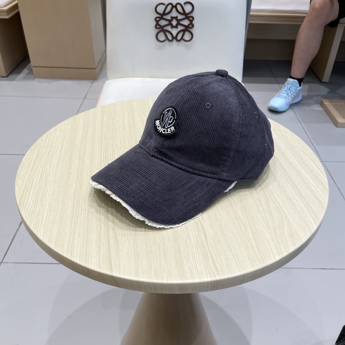  蒙口MONCLER秋冬新款灯芯绒棒球帽 
m棒球帽🧢简约，经典，耐看！
遮阳防晒挡油头凹造型，分分钟搞