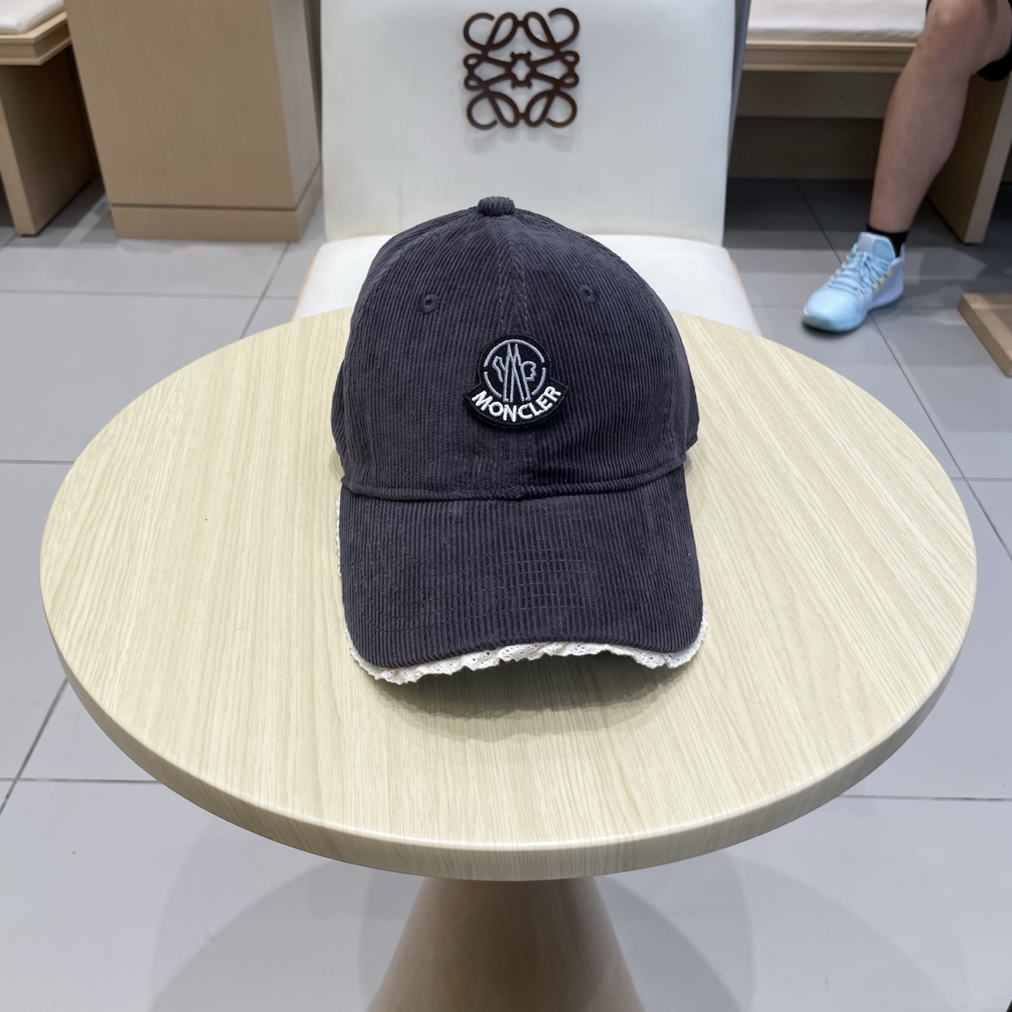  蒙口MONCLER秋冬新款灯芯绒棒球帽 
m棒球帽🧢简约，经典，耐看！
遮阳防晒挡油头凹造型，分分钟搞