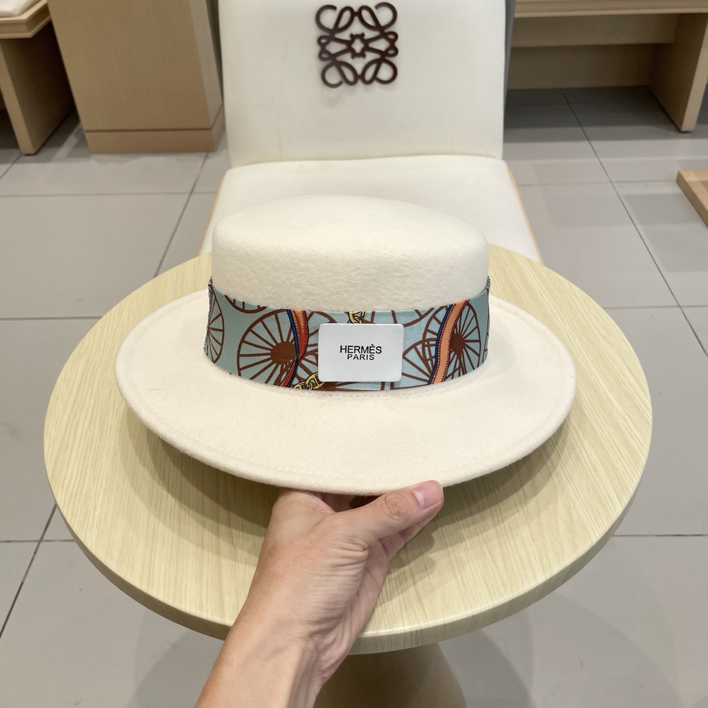 黑卡 白色 HEREMS爱马仕2025秋冬新款羊毛平顶帽，百分百羊毛🦙皮带礼帽，时尚女神必备，头围57c