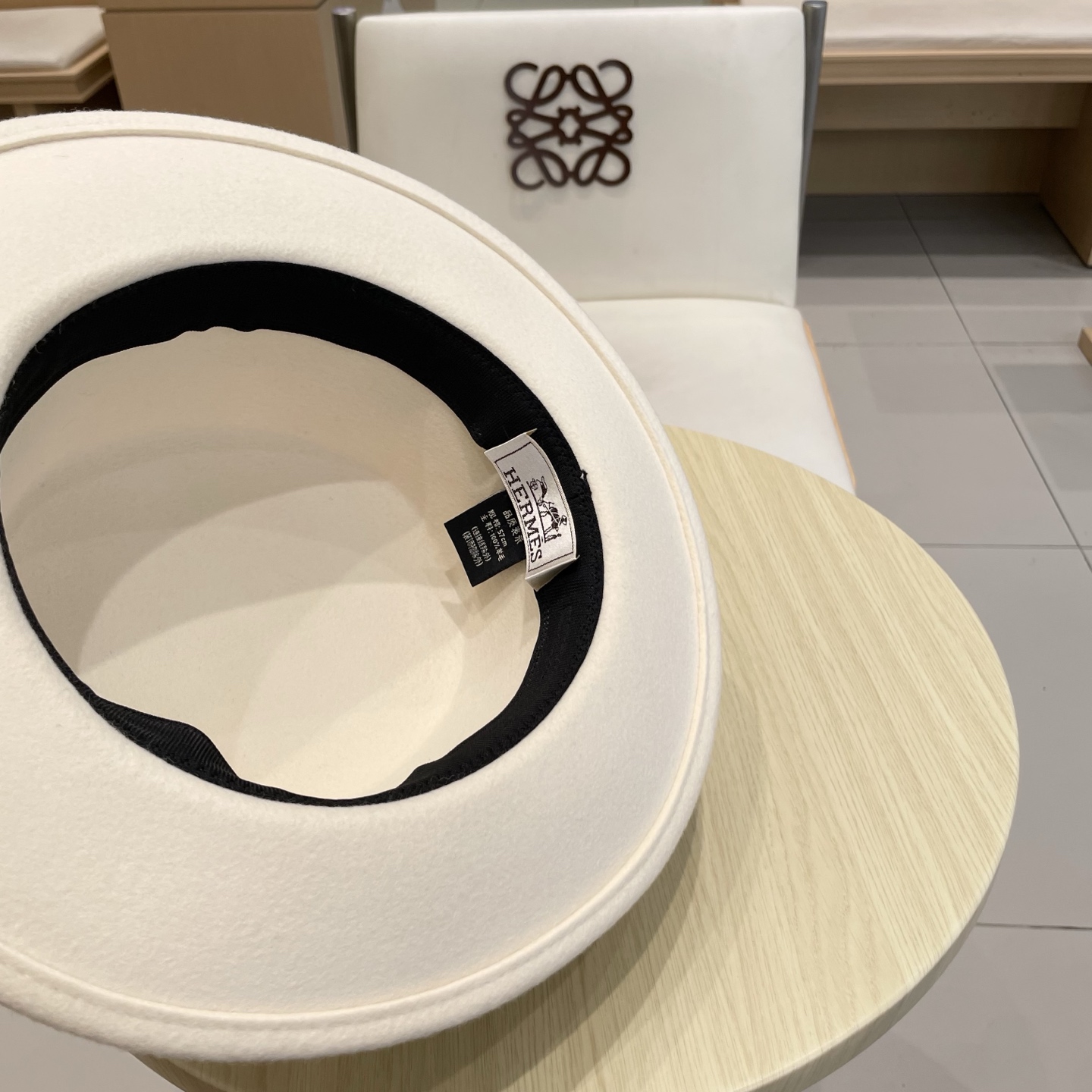 黑卡 白色 HEREMS爱马仕2025秋冬新款羊毛平顶帽，百分百羊毛🦙皮带礼帽，时尚女神必备，头围57c