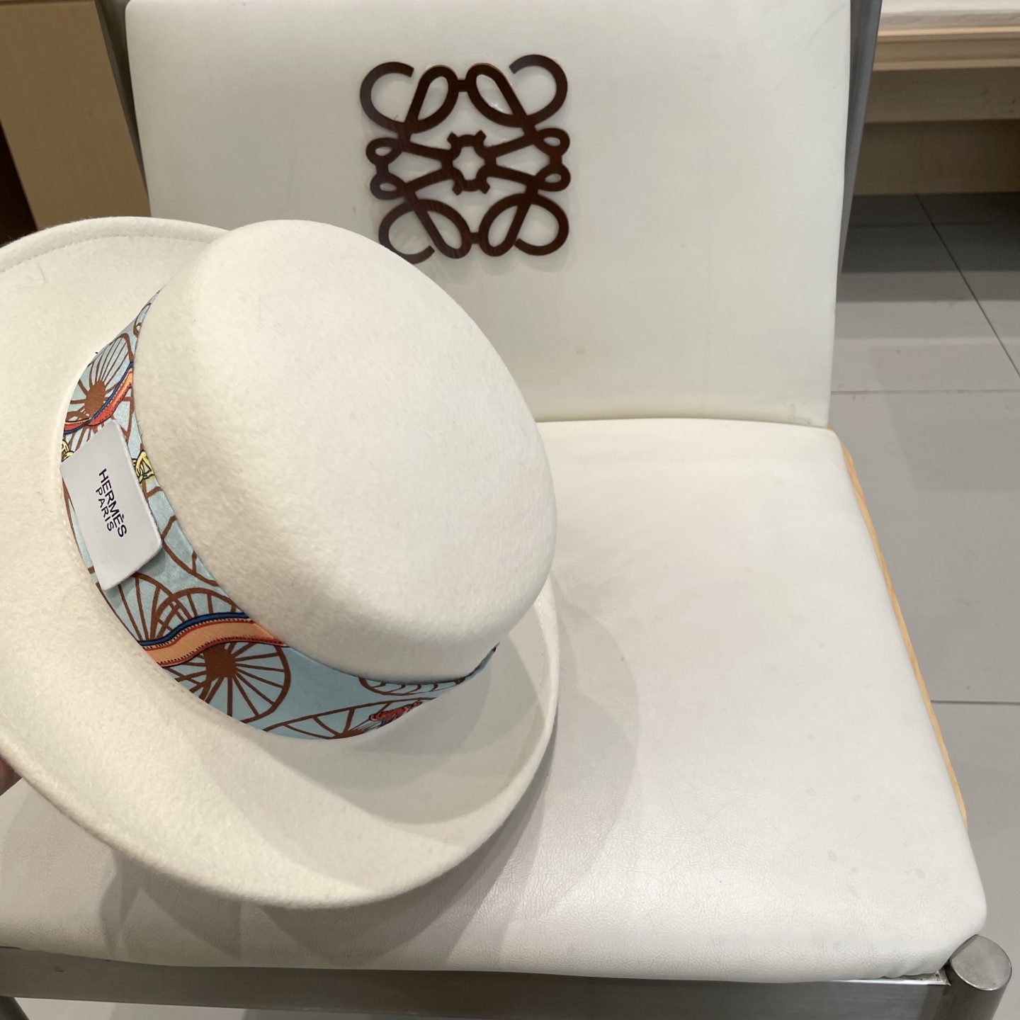 黑卡 白色 HEREMS爱马仕2025秋冬新款羊毛平顶帽，百分百羊毛🦙皮带礼帽，时尚女神必备，头围57c