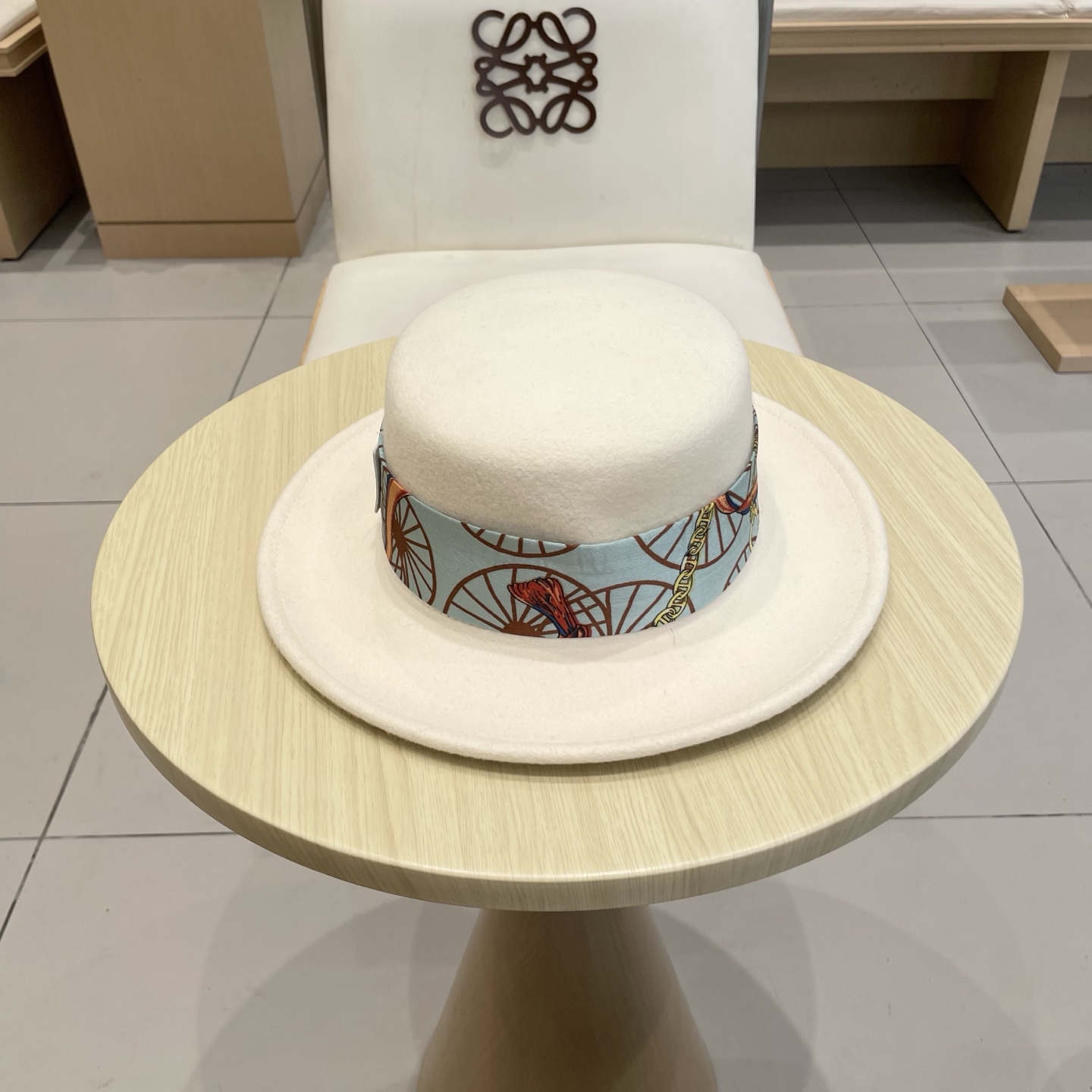 黑卡 白色 HEREMS爱马仕2025秋冬新款羊毛平顶帽，百分百羊毛🦙皮带礼帽，时尚女神必备，头围57c