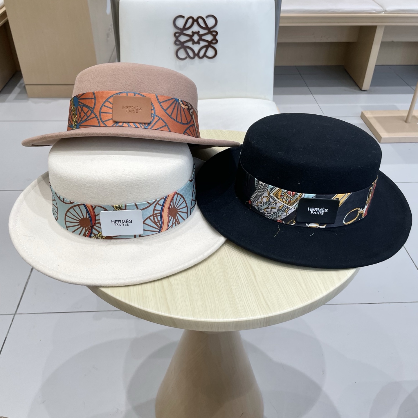 黑卡 白色 HEREMS爱马仕2025秋冬新款羊毛平顶帽，百分百羊毛🦙皮带礼帽，时尚女神必备，头围57c