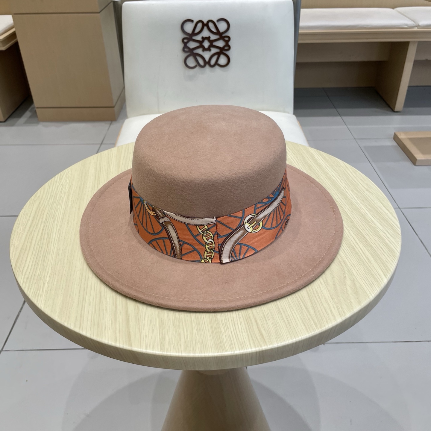 黑卡 白色 HEREMS爱马仕2025秋冬新款羊毛平顶帽，百分百羊毛🦙皮带礼帽，时尚女神必备，头围57c